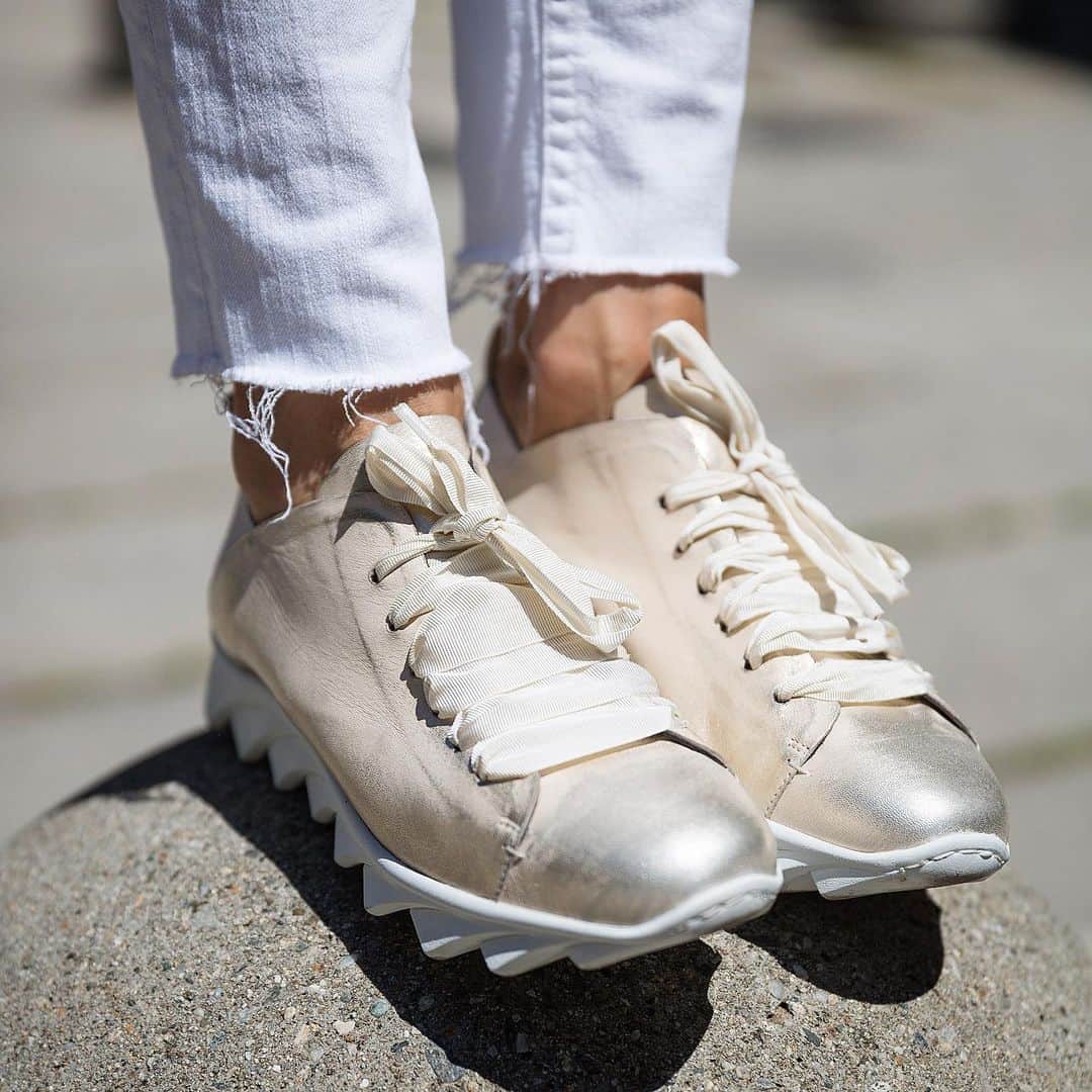 エンリーベグリンのインスタグラム：「Women like my shoes because they look good on them, not because they look good on the rack.  #henrybeguelin#vegetaltannedleather#style#sneakers#zigzag#aglio#colr#」