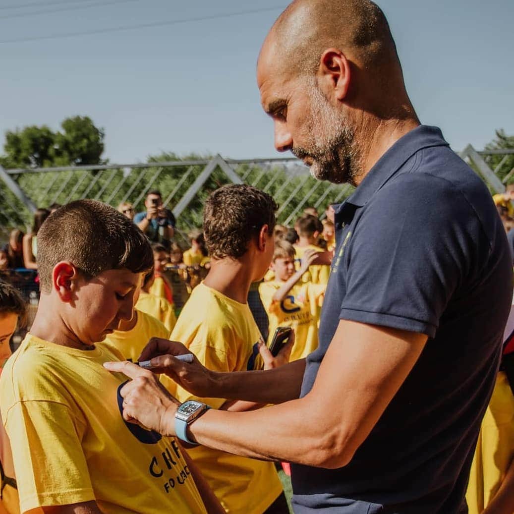 ヨハン・クライフのインスタグラム：「Pep Guardiola, board member of @fundacioncruyff, attended yesterday the opening of a new Cruyff Court near Barcelona. 👏 "Johan Cruyff was an important part of my development. He made me understand football in this way." @pepteam ❤  #CruyffLegacy」