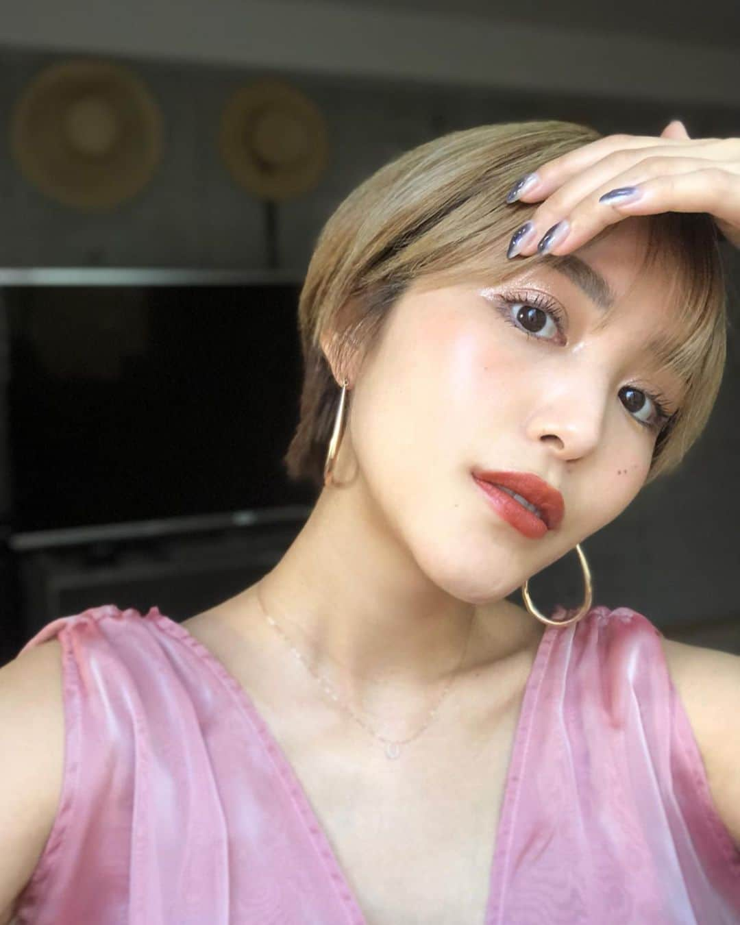 森暖奈さんのインスタグラム写真 - (森暖奈Instagram)「今月はこの濡れ感シャドーについてHOT PEPPER Beauty cosmeさんにて書かせていただいてるよ🥰 これ、誰もが知るあのプチプラブランドです！コスパ良すぎ&かわいすぎてもう何年も使ってる😂 ほんっとに色んなコスメのリアルなレビューが見れるから楽しいよ👀💄 ぜひインストールしてみて💞 #ビューティーコスメ #ホットペッパービューティーコスメ #コスメレポ #新作コスメ #3ceリップ #supportedbyhotpepperbeautycosme @hotpepperbeautycosme」6月27日 20時27分 - moriharuna71