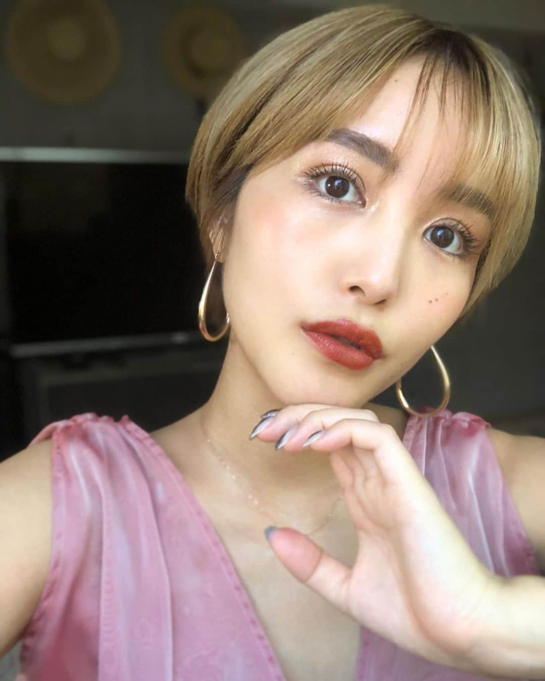 森暖奈さんのインスタグラム写真 - (森暖奈Instagram)「今月はこの濡れ感シャドーについてHOT PEPPER Beauty cosmeさんにて書かせていただいてるよ🥰 これ、誰もが知るあのプチプラブランドです！コスパ良すぎ&かわいすぎてもう何年も使ってる😂 ほんっとに色んなコスメのリアルなレビューが見れるから楽しいよ👀💄 ぜひインストールしてみて💞 #ビューティーコスメ #ホットペッパービューティーコスメ #コスメレポ #新作コスメ #3ceリップ #supportedbyhotpepperbeautycosme @hotpepperbeautycosme」6月27日 20時27分 - moriharuna71