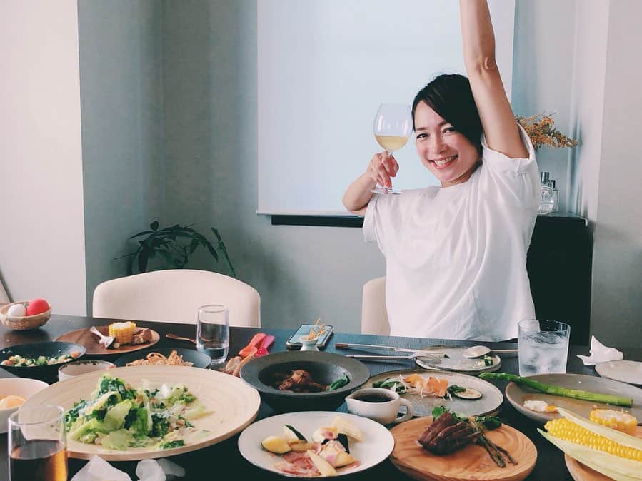 原田沙奈子さんのインスタグラム写真 - (原田沙奈子Instagram)「6月生まれで2日違いのレイちゃんとアオバの合同誕生日会を我が家で。 2人が好きなものをたくさんこしらえて。 て…いつも作りすぎちゃう癖。。 ・シーザーサラダ ・サーモンマリネ ・イカと豆のトマト煮 ・ズッキーニとヤングコーンのペペロンチーノ ・キャロットラペ ・アスパラ半熟たまご乗せ ・コロコロサラダ ・グリルポーク ・トマト（子供用） ・とうもろこし（子供用） ・レンコンチップス（子供用） ・グリルチキン（子供用） ・パン 基本的に子供も一緒に食べられるものにしたけど確実に食べてくれるものも準備。 適当に作ったシーザーサラダが美味しかったから忘れないうちにメモ📝 －－－ 【シーザーサラダ】 ・ロメインレタス 1/2コ ・ベーコン 2〜3枚 ・ガーリックチップス お好みで 〈ドレッシング〉 ・マヨネーズ 大4 ・牛乳 大2 ・粉チーズ 大1 ・すりおろしにんにく 小1/2くらい ・塩 ２つまみ ・レモン汁 小1/2くらい ✔️ドレッシングの材料を全て混ぜ合わせる ✔️レタスの上にドレッシングをかけ、炒めたベーコンとガーリックチップスをのせる ✔️最後にパルミジャーノを剃るとおいしさアップ －－－ 可愛い親子のお祝いにアマネも大興奮。 アオバにはパンケーキを重ねて大好きなフルーツをいっぱい使ったバースデーケーキ🥞 レイちゃんへは…シャンパン。笑 2人にとって笑顔いっぱいの1年になりますように♡ #おうちごはん#お誕生日会#ホームパーティー#レシピ#バースデーガール#サナコ_お料理#サナコ_レシピ」6月27日 20時40分 - sanakoharada