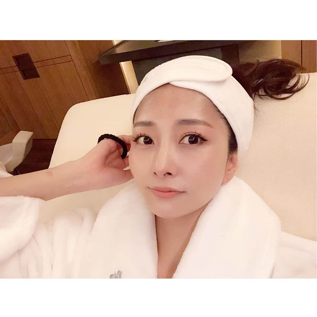 石井美保さんのインスタグラム写真 - (石井美保Instagram)「新生ジェニフィックを使ったフェイシャルエステを受けてきました！ なんと40プッシュも使って導入マシンで入れ込みます。終わった後、帰って洗顔した後、翌朝までプルップルなのを実感！ プレスツアーの参加者のみなさま全員が日に日に肌ツヤが増しているのをこの目で見て、新生ジェニフィックの凄さに興奮しています。 #lancomeskincaresymposium #microbiome #genifique  #loveyourage #ランコム #ランコムスキンケアシンポジウム #マイクロバイオーム #美肌菌 #ジェニフィック」6月27日 20時36分 - miho_ishii