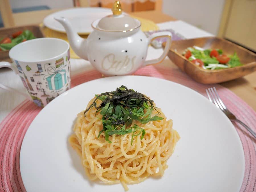 小谷津友里さんのインスタグラム写真 - (小谷津友里Instagram)「今日の晩御飯は #明太子パスタ 🍝 福岡のふくやというお店の#明太子 を頂いたので使いました♪ 明太子はたっぷり中身が入っていて、美味しくて満足度が高いです🍴😚 . 福岡に行ったときに思ったけど、本当に食べ物が美味しい!!どれを食べても全て美味しかった🥰食いだおれツアーしたいなぁ。笑 . . #おうちごはん#自炊記録 #パスタ#自炊#晩御飯#cooking  #ふくや明太子 #博多#福岡#食器#ティーポット#francfranc #tiffany #テーブルクロス #テーブルコーディネート #こやゆりフード #食卓 #水菜サラダ」6月27日 20時36分 - yurikoyatsu