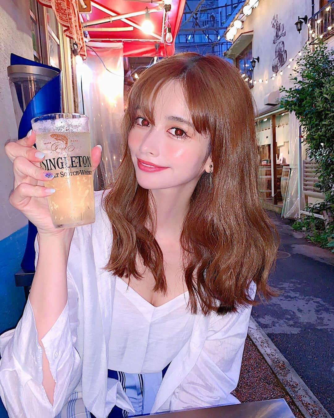 得あゆさんのインスタグラム写真 - (得あゆInstagram)「ほぼ新宿のれん街でほろ酔い〜🍻 ・ アーロイ兄弟でシングルトンハイボール飲んできたよ🍺 なめらかでスムース。シルキーな味わいが特徴🤗✨ ほぼ新宿のれん街でシングルトンのイベントは 7/17までやってるよ！ ・ ・ ・ ・ ・ ・ ・ ・ ・ #シングルトンダフタウン#ほぼスコットランドのれん街#ハイボールのためのシングルモルト#ほぼ新宿のれん街#シングルトン#シングルトンハイボール#乾杯#PR#飲み#夜ごはん#ディナー#お酒#楽しい#新宿#ご飯#美味しい#グルメ#インスタ映え#カメラ女子#飲み会#お洒落#シャツ#ほろ酔い#メイク#自撮り#japanesegirl#drink#japanesefood#shinjuku#gourmet」6月27日 20時36分 - tokuayu819