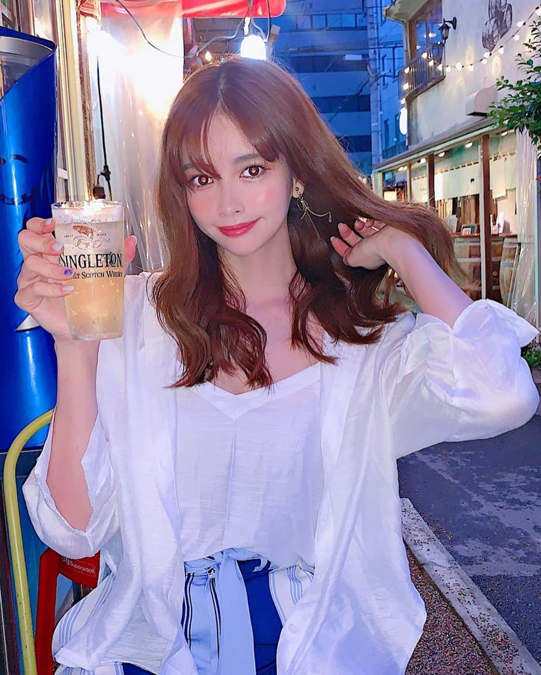 得あゆさんのインスタグラム写真 - (得あゆInstagram)「ほぼ新宿のれん街でほろ酔い〜🍻 ・ アーロイ兄弟でシングルトンハイボール飲んできたよ🍺 なめらかでスムース。シルキーな味わいが特徴🤗✨ ほぼ新宿のれん街でシングルトンのイベントは 7/17までやってるよ！ ・ ・ ・ ・ ・ ・ ・ ・ ・ #シングルトンダフタウン#ほぼスコットランドのれん街#ハイボールのためのシングルモルト#ほぼ新宿のれん街#シングルトン#シングルトンハイボール#乾杯#PR#飲み#夜ごはん#ディナー#お酒#楽しい#新宿#ご飯#美味しい#グルメ#インスタ映え#カメラ女子#飲み会#お洒落#シャツ#ほろ酔い#メイク#自撮り#japanesegirl#drink#japanesefood#shinjuku#gourmet」6月27日 20時36分 - tokuayu819