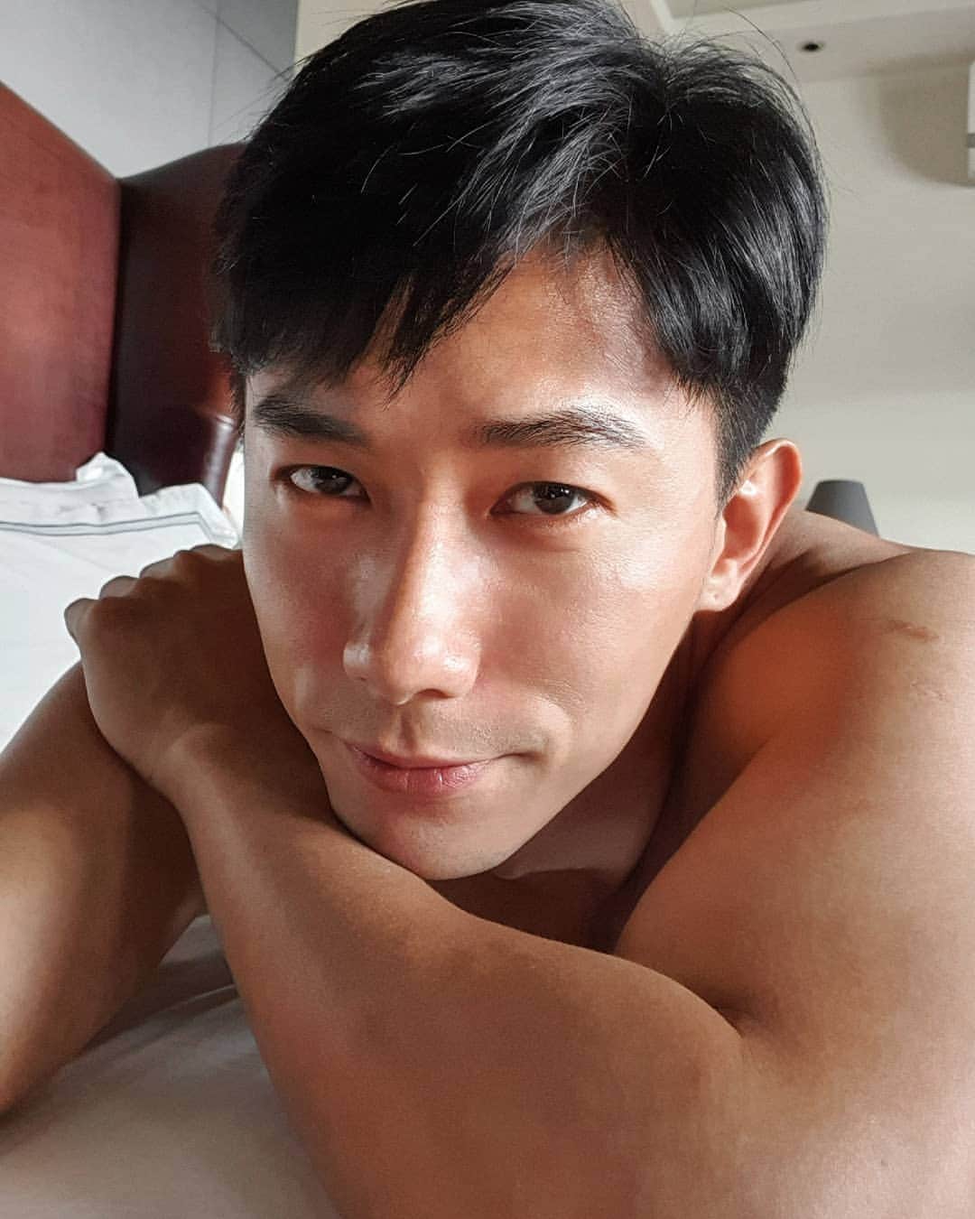 デスモンド・タンのインスタグラム：「难得早下班，可以看到夕阳照进房里美丽的光线! 夕阳无限好, 只是近黄昏。抓紧时间，快拍张照! 😜 Good to end work early to catch the beautiful lighting from the setting sun in my room! How's your day?  #taiwan #taipei #filmingintaiwan」