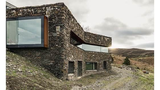 The Modern Houseさんのインスタグラム写真 - (The Modern HouseInstagram)「Checked out RIBA's National Award winners and House of the Year longlist today? If so, you will have come across the strikingly-handsome Sartfell Retreat on the Isle of Man by Foster Lomas architects. Our team recently made a visit to the house, which forms part of a multi-phase project that is aiming to promote biodiversity on a newly-found nature reserve. Head to the link in our bio for more. @fosterlomas @riba 🎥 @greg_the_architect」6月27日 20時50分 - themodernhouse