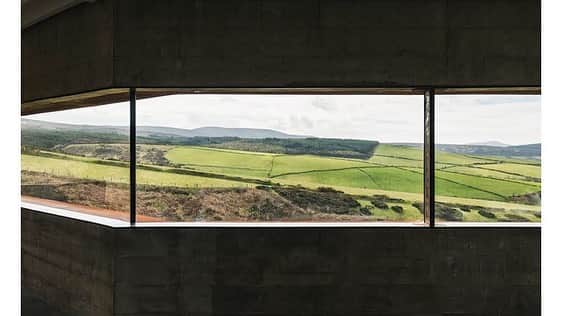 The Modern Houseさんのインスタグラム写真 - (The Modern HouseInstagram)「Checked out RIBA's National Award winners and House of the Year longlist today? If so, you will have come across the strikingly-handsome Sartfell Retreat on the Isle of Man by Foster Lomas architects. Our team recently made a visit to the house, which forms part of a multi-phase project that is aiming to promote biodiversity on a newly-found nature reserve. Head to the link in our bio for more. @fosterlomas @riba 🎥 @greg_the_architect」6月27日 20時50分 - themodernhouse