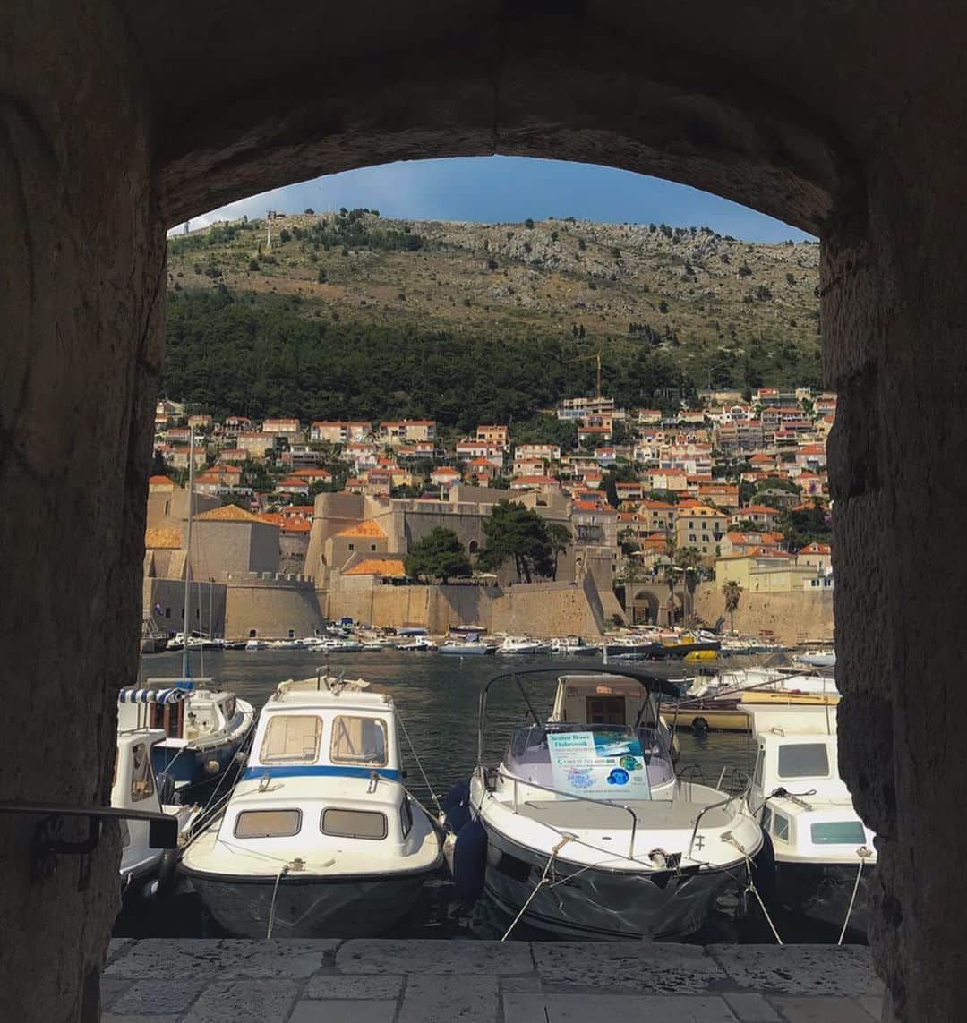 上本昌代さんのインスタグラム写真 - (上本昌代Instagram)「城壁に囲まれてて不思議な非現実みたいな街。まずは現地の食に現地のワイン🍷✨seafoodが充実してて最高🦞❤️ #croatia #dubrovnik #ドゥブロヴニク #unesco #世界遺産 #vacances #女子旅 #adriaticsea #地中海 #wine #zlahtina #seafood #ジブリの世界 #納得」6月27日 20時45分 - masayomai