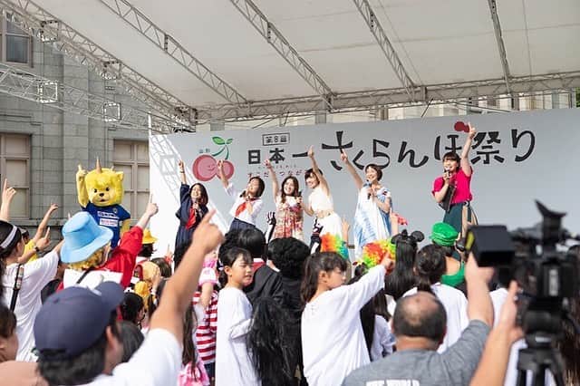 松浦彩さんのインスタグラム写真 - (松浦彩Instagram)「🍒🍒 ⠀ 日本一さくらんぼ祭り ２日目☺️♡ ⠀ まいちゃんとふたりで日本一巨大な流しさくらんぼブースのMCでした🍒リスナーさんやブースターさんにたくさん声をかけてもらえて嬉しかったです🐶♬ ⠀ 出演者・出展者のみなさま、スタッフのみなさまをはじめ、MC陣、さくらんぼ生産者さん、ご来場の皆様…毎年みんなで作りあげるお祭り。大好きで大切な場所です。 ⠀ 今年もありがとうございました😊💕 ⠀ #日本一さくらんぼ祭り ⠀ 応援大使 ＋ まこ先生 ＋ #じゅっきーくん #ディーオ #未来のワイヴァンズチアリーダーちゃん ⠀ #素敵なお写真使わせて頂きました」6月27日 20時47分 - ayamatsuura.s