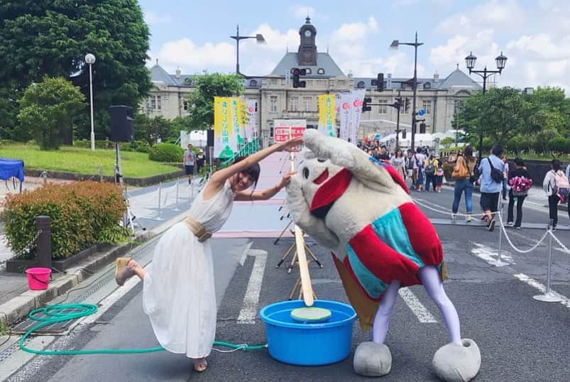 松浦彩さんのインスタグラム写真 - (松浦彩Instagram)「🍒🍒 ⠀ 日本一さくらんぼ祭り ２日目☺️♡ ⠀ まいちゃんとふたりで日本一巨大な流しさくらんぼブースのMCでした🍒リスナーさんやブースターさんにたくさん声をかけてもらえて嬉しかったです🐶♬ ⠀ 出演者・出展者のみなさま、スタッフのみなさまをはじめ、MC陣、さくらんぼ生産者さん、ご来場の皆様…毎年みんなで作りあげるお祭り。大好きで大切な場所です。 ⠀ 今年もありがとうございました😊💕 ⠀ #日本一さくらんぼ祭り ⠀ 応援大使 ＋ まこ先生 ＋ #じゅっきーくん #ディーオ #未来のワイヴァンズチアリーダーちゃん ⠀ #素敵なお写真使わせて頂きました」6月27日 20時47分 - ayamatsuura.s