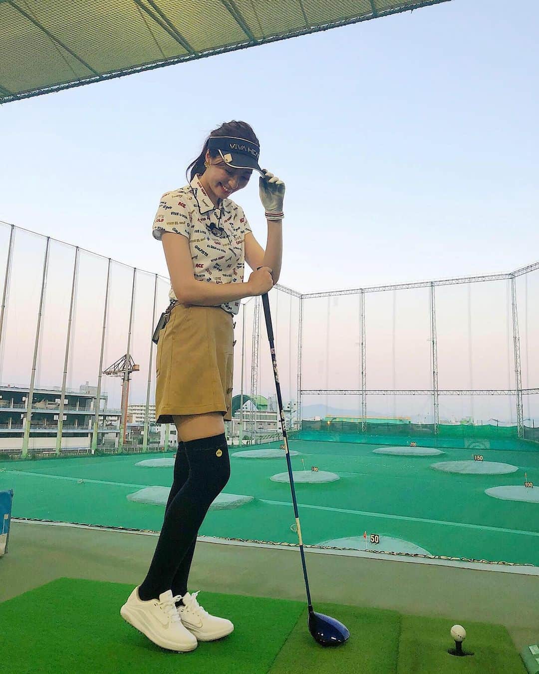 湯浅喬子のインスタグラム：「先日、とあるゴルフの撮影をしました🏌️‍♀️💗 、 最近、真剣にゴルフをするように♡ 今年中に100を切ることが目標💪 、 この時は全身  @vivaheart_official ❤️ 、 #golf#ゴルフ#ゴルフ女子 #ゴルフウェア#golfcode#golfwear #vivaheart#ビバハート #ゴルフ女子#ゴルフ#YouTube撮影 #kyokogolf」