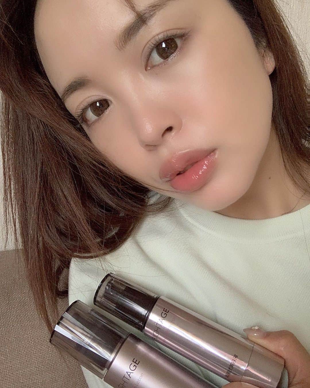 のインスタグラム：「エイジングケアデビューしました💓 ﻿ ﻿ ﻿ ﻿ ハリ、美白、高保湿の効果の ﻿ ﻿ 一石三鳥の基礎化粧品に 出会っちゃった♡ ﻿ ﻿ ﻿ ﻿ ﻿ ✨BRIGHTAGE✨ ﻿ @brightageworld﻿ ﻿ ﻿ お肌もちもちになるっ♡ ﻿ ﻿ ﻿ 30代に入ってから﻿ 保湿はかなり気を使うようになったので、 ﻿ 乾燥しやすい目元や口元には特に念入りに♡ ﻿ ﻿ ﻿ 化粧水は導入の効果もあるので、 ﻿ 乳液状美容液の浸透をよくする相乗効果なのー✨ ﻿ ﻿ ﻿ リフトホワイトパーフェクションは ﻿ 乳液と美容液の機能が1つに なってて﻿ これ1本で十分な保湿対策ができるので﻿ 乳液いらず💓！ ﻿ ﻿ ﻿ 良かったら是非試してみてくたさいっ✨ ﻿ ﻿ ﻿ ﻿ #ブライトエイジ #化粧水 #美容液 #スキンケア #エイジングケア#美白 #美白ケア #保湿 #ハリ #乾燥対策#愛用品 #基礎化粧品 #スペシャルケア #美容マニア #おすすめコスメ#pr」