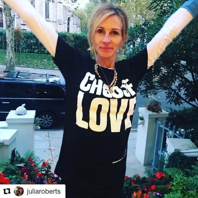 キャサリンハムネットのインスタグラム：「The beautiful @juliaroberts chooses love in our organic cotton t-shirt for @helprefugeesuk ❤❤❤ . . #CHOOSELOVE #helprefugees #juliaroberts」
