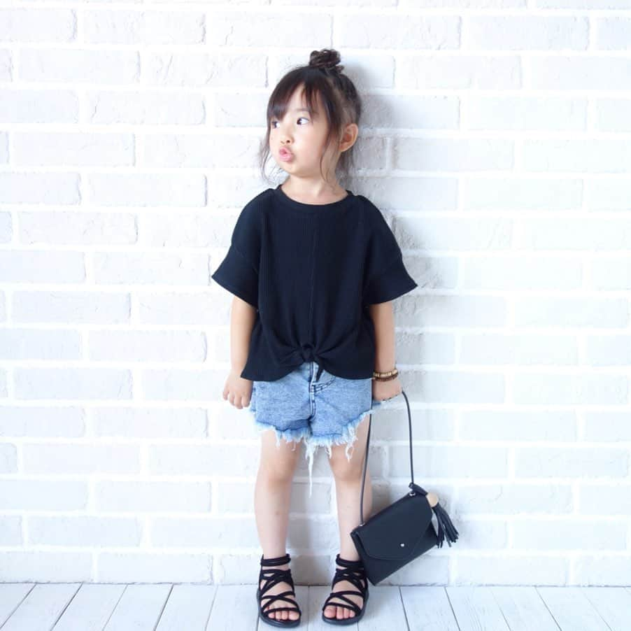 Saraさんのインスタグラム写真 - (SaraInstagram)「. coordinate♡ . おNEWのトップスと ショートパンツで夏っぽく🌻 . @urbancherry_ のパンツの クラッシュが可愛くて一目惚れ💓 . tops ▶︎ #branshes  pants ▶︎ #urbancherry  bag ▶︎ #azulbymoussy . . #ootd #kids #kids_japan #kids_japan_ootd #kjp_ootd #kidsfahion #kidscode #kidsootd #kidswear #キッズコーデ #キッズファッション #夏コーデ」6月27日 20時55分 - sarasara718