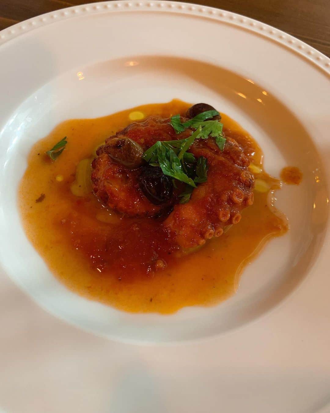 大島麻衣さんのインスタグラム写真 - (大島麻衣Instagram)「先日の話。 大好きな @lunetta_asakusa にて。 これまたたまらなく大好きなメニュー、タコのトマト煮を食べました🐙 お肉なんじゃないのか⁉️というくらいの肉感なのに、とても柔らかくて、絶妙なトマト感❣ 最高に美味しかったーー！！！ これ食べれて幸せ😍 リクエストでお願いしたスッポン料理もリゾットというかなりおしゃれなメニューにしてくれて！！ シェフの腕のすごさを感じました💪 美味しい食事をありがとうございましたっ🧞‍♂️ #タコのトマト煮 #嬉しそうな顔 #本当に大好き #美食 #浅草うまい店 #おすすめメニュー」6月27日 20時56分 - maioshima911