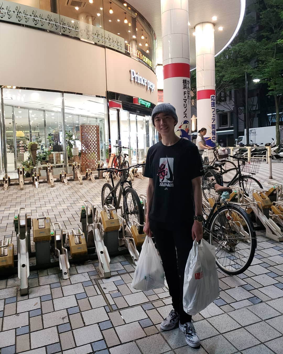 ヴィンセント・ゾウのインスタグラム：「Bag boy」