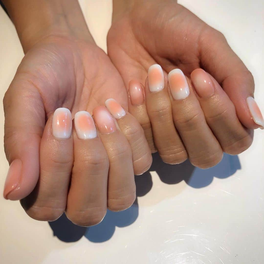 RUBY&ONYX by Kanako Miuraのインスタグラム：「さんごカラーチーク🐚 ・ ・ ・ 6/28 12:00〜.18:30〜 7/1 12:00〜.14:30〜.17:00〜  ご案内可能でございます🥰 その他のお時間もご相談くださいませ。  お子様もお隣に座れるペアルームや個室もございます💡 ・ ・ ・ 🌿月額制もやってます🌿 ○プレミアム会員(ハンド&フット)¥29,800(税抜)・ ○ハンドレギュラー会員¥14,800(税抜)・ ○フットレギュラー会員¥14,800(税抜)・ ・ それぞれ全てのメニューが月に何度でもご利用頂けます。  ご予約、お問い合わせはDMまたは 0354595882 LINE ID：@ rubynail までお気軽にどうぞ💫  #daikanyama#nailsalon#nail#gelnail#rubyandonyx#summer#summernails#handnail#mode#cool#studs#menscare#ART#mirrornails#メンズネイル#メンズケア#定額制ネイル#通い放題#ジェルネイル#ネイル#ノーサンディング#ショートネイル#代官山ネイルサロン#トレンドネイル#ニュアンスネイル#チークネイル#夏ネイル」