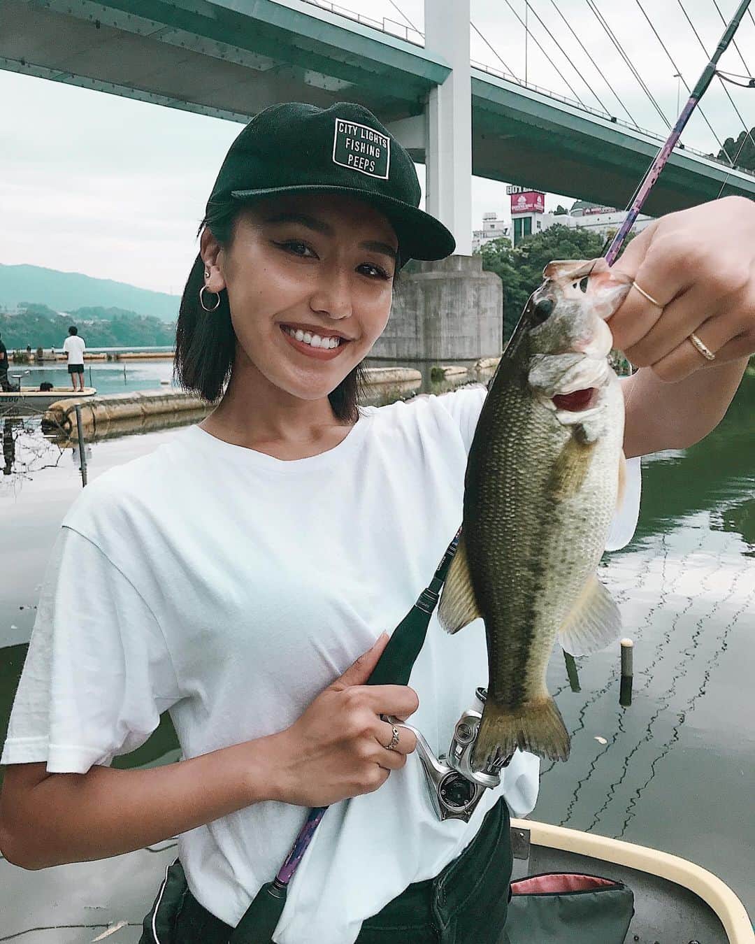 のインスタグラム：「🐟🐟🐟 今日は釣れた♡ 初の相模湖で3匹ほど♡ 1匹わりと大きいのバラしたから次こそやってやる〜ってなるからハマっちゃうんだよね🔥 相模湖の雰囲気大好きになったから またすぐ来たいなぁ✨ 安田さん、竹森さん、ゆうさん、 ありがとうございました😊 . @citylights.fp  @abugarcia_berkley_japan  @abugarcia_fishing」