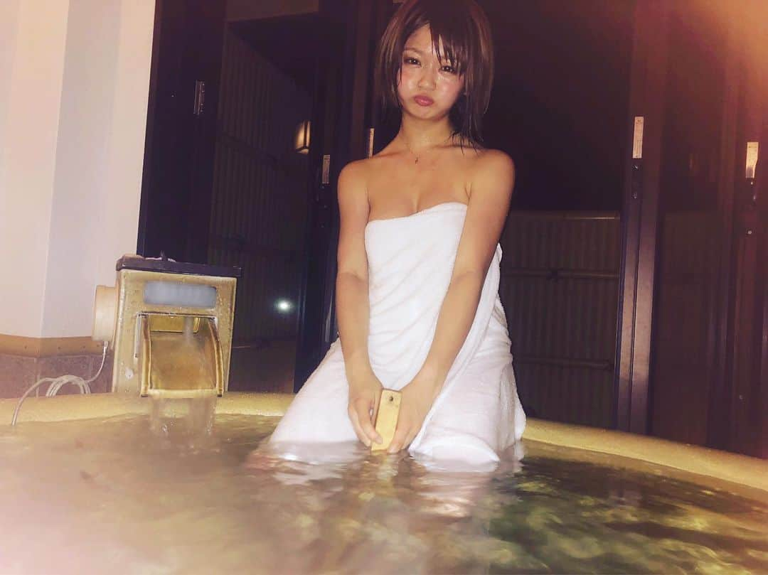 藤田もも（桃咲あや）さんのインスタグラム写真 - (藤田もも（桃咲あや）Instagram)「. 🧖‍♀️🧖‍♀️ 最近身体バキバキすぎて 温泉ばっかいってる♨︎♨︎ 汗かくの気持ちいいよね🥺♥️ #温泉 #旅館」6月27日 21時00分 - momo_pon12