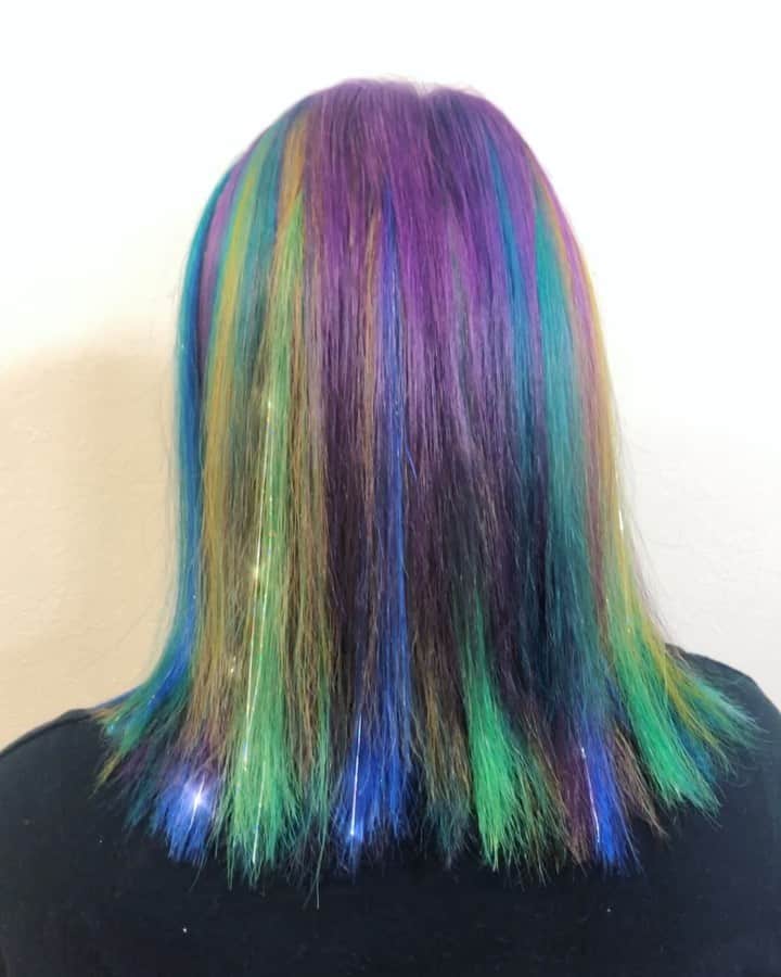 salon PRATiNO(サロンプラチノ)のインスタグラム：「💎💎💎 派手派手派手カラー🌈💫 これぞ極み、、💯💯 . . 全体ブリーチをし カラーバターでランダムに3色を💗  極め付けはカラーエクステと #ヘアティンセル を編み込んで 360°どこから見ても抜かりない キラキラ輝くヘアスタイルに🤩✨✨ . . こんなゴージャスなヘアスタイルしてみたい方 ぜひぜひお待ちしております🥰 . . . 【CLAVIS PRATINO】 ◇月曜日～土曜日 11:00～20:00 ◇日曜日 11:00～18:00 ※時間外はお問い合わせください。 愛知県名古屋市中区錦3-4-19石垣ビル７Ｆ ☎︎052-962-7017 . . #hairstyle #hair #cornrow #clavispratino #pratino #hairsalon #FIBREPLEX #nagoya #haircolor #love #特殊ヘア #ブラックヘア  #コーンロウ #ブレイズ  #派手髪 #ヘアカラー  #外国人風カラー#バレイヤージュ #グラデーション  #美容室 #ヘアサロン #クラビスプラチノ #名古屋 #栄 #錦」