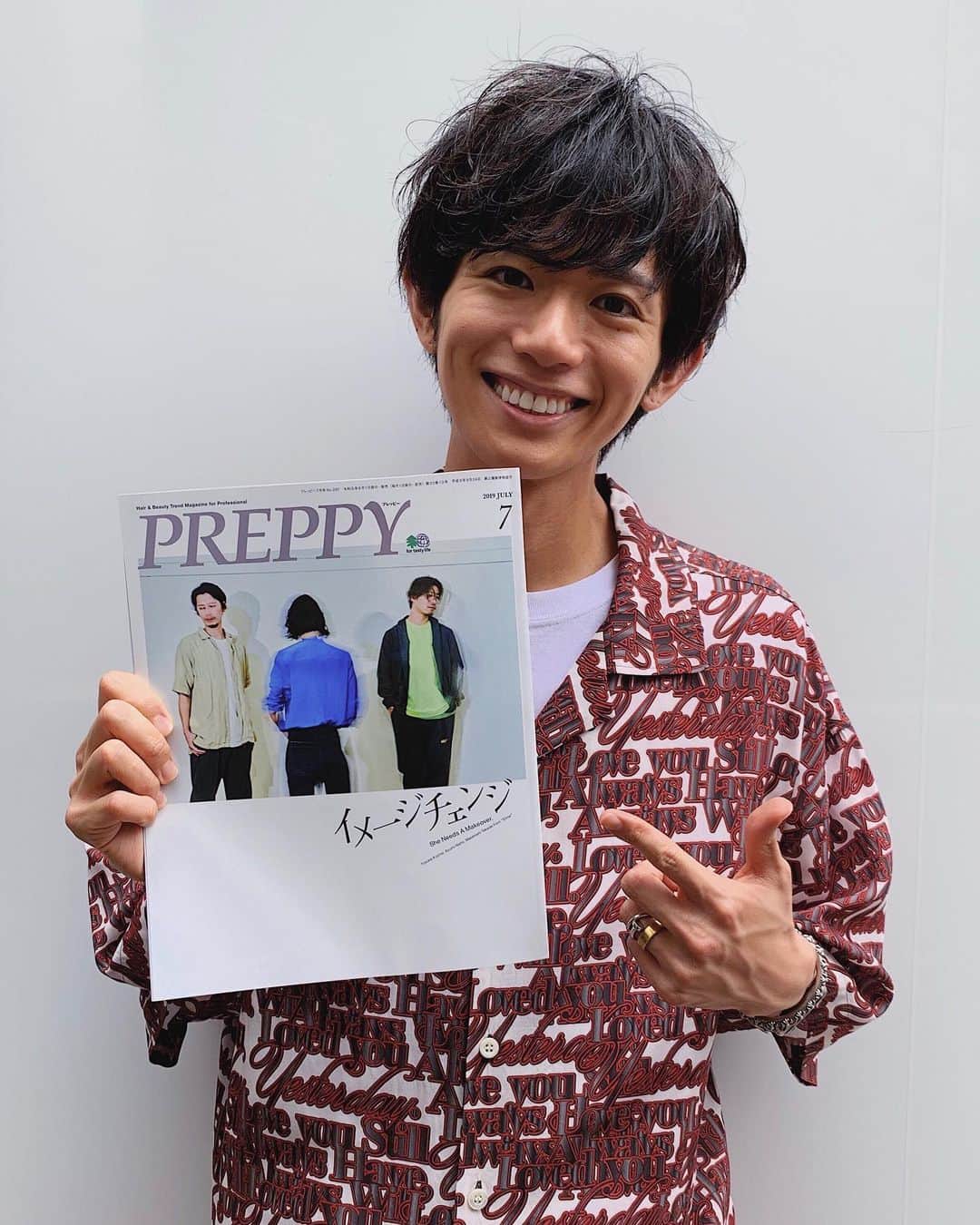 片山良平のインスタグラム：「PREPPY7月号にイメチェンの極意載せてます✂️ その場で「初めまして」のリアルイメチェン企画☝️楽しかった〜😙 なにより、モデルさんがヘアを気に入ってくれて、一ヶ月後にお客様としてご来店してくれたのが、最高に嬉しかった😊  @preppymagazine_official ありがとうございました🙏  #イメチェン #美容業界誌 #PREPPY #LONESS」