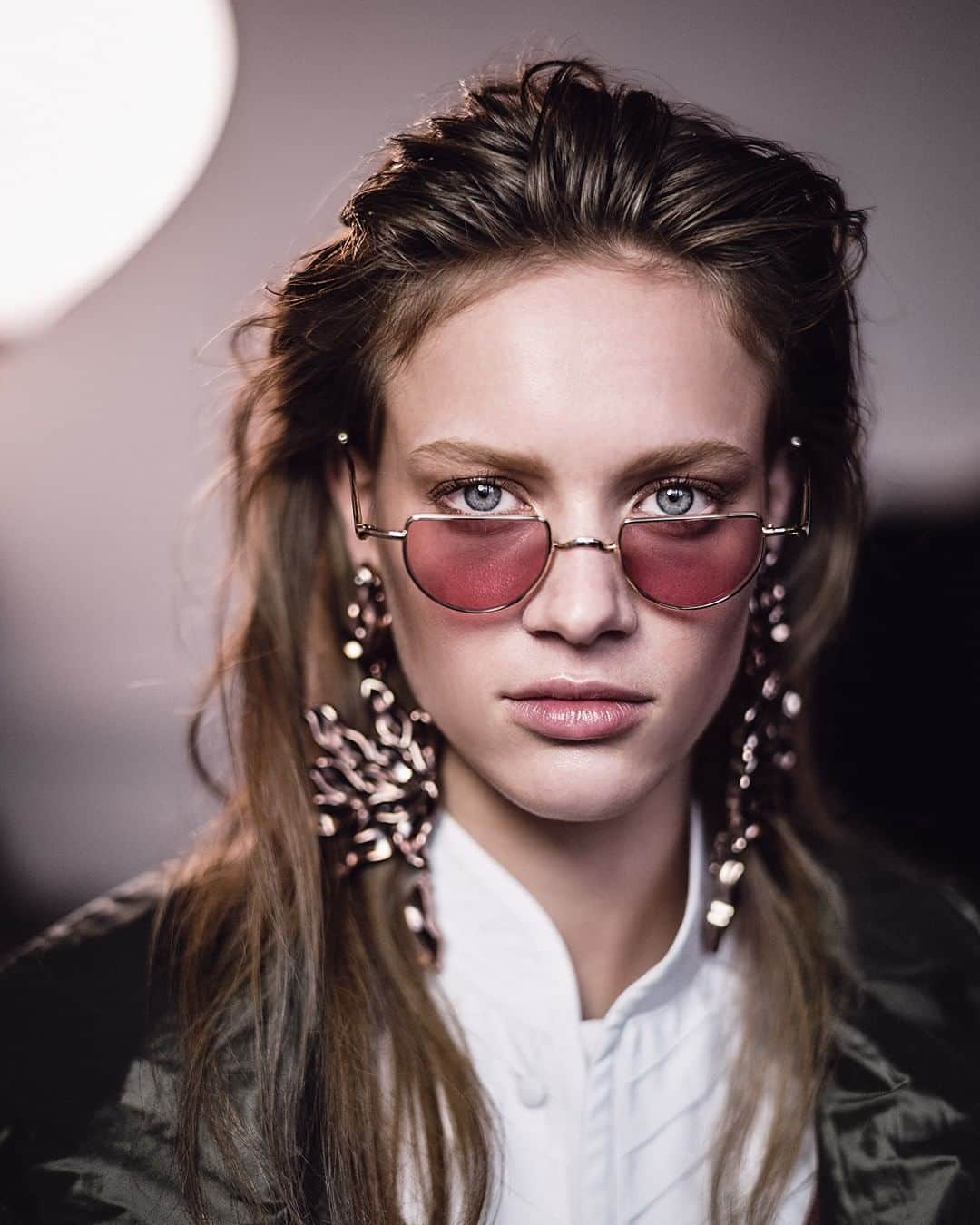 Chloéさんのインスタグラム写真 - (ChloéInstagram)「Half-moon, rose-tinted Ayla sunglasses and Willow earrings emphasize the artistic edge of the #chloeFALL19 collection  Shop the latest accessories and jewellery in boutique and on chloe.com  #chloeGIRLS」6月27日 21時01分 - chloe