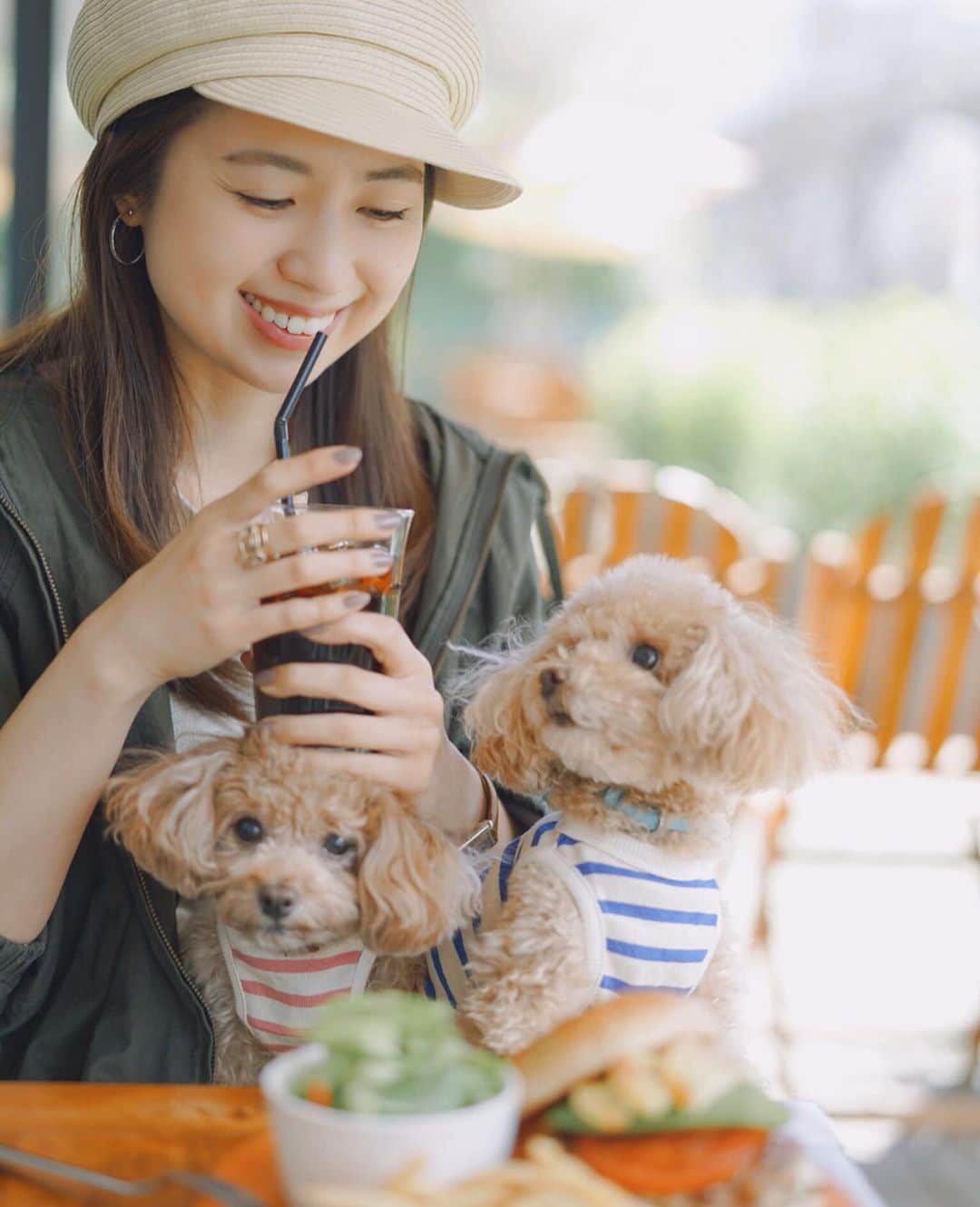 mikicoco00のインスタグラム：「* * * ハンバーガ－食べに行った日🍔🍎 困った顔してる！笑 * * みんなポテトに釘付け2枚目～🐶 あんめるには大好物のご褒美ソ－セ－ジを♡ 北海道産のタラだって！ なんか美味しそう🤤笑 * 沢山笑って、癒された休日♪ * * * #ハンバーガー#テラス#ドッグカフェ #帽子#キャスケット#愛犬#犬好きと繋がりたい #あんめる#犬バカ部#ボーダー #ポートレート #写真好きな人と繋がりたい#カメラ好きな人と繋がりたい #cafe#pet#dog#fashion #coodinate#sony#portrait#model #beautiful#love#smile#happy#thankyou #loves_nippon#phos_japan」