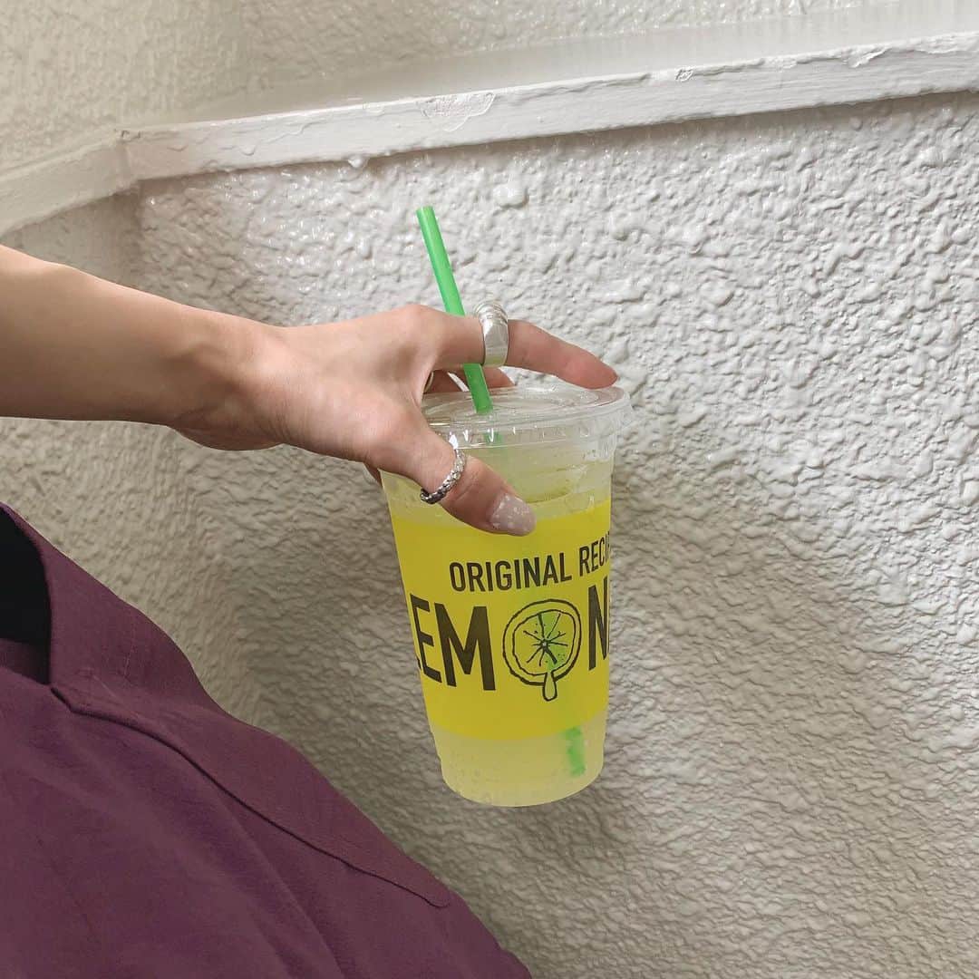 のインスタグラム：「_ 店の近所のレモネード屋さん 全方位タピオカ屋さんに囲まれてるけど、夏バテモードなのでレモネード推しです。 じめじめ暑かったから余計に美味しかった🍋」