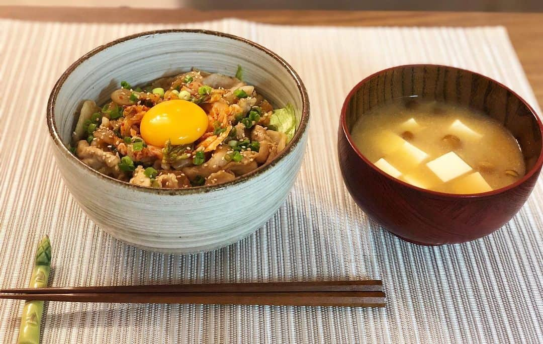 真飛聖さんのインスタグラム写真 - (真飛聖Instagram)「☺︎まとぶ飯☺︎ 豚ロースのスタミナ丼🍚。 〜ご飯はガーリックライスにして その上に レタスをのせ さらに 味付けして炒めた豚ロースをのせ 真ん中には キムチと黄身を〜 そして ネギと白ごまを まぶしました。  なめことお豆腐のお味噌汁。  何だか ガッツリ食べたくなったので  このメニューにしました✨  参考レシピはお馴染み @kurashiru  #まとぶ飯 #真飛聖」6月27日 21時04分 - sei_matobu