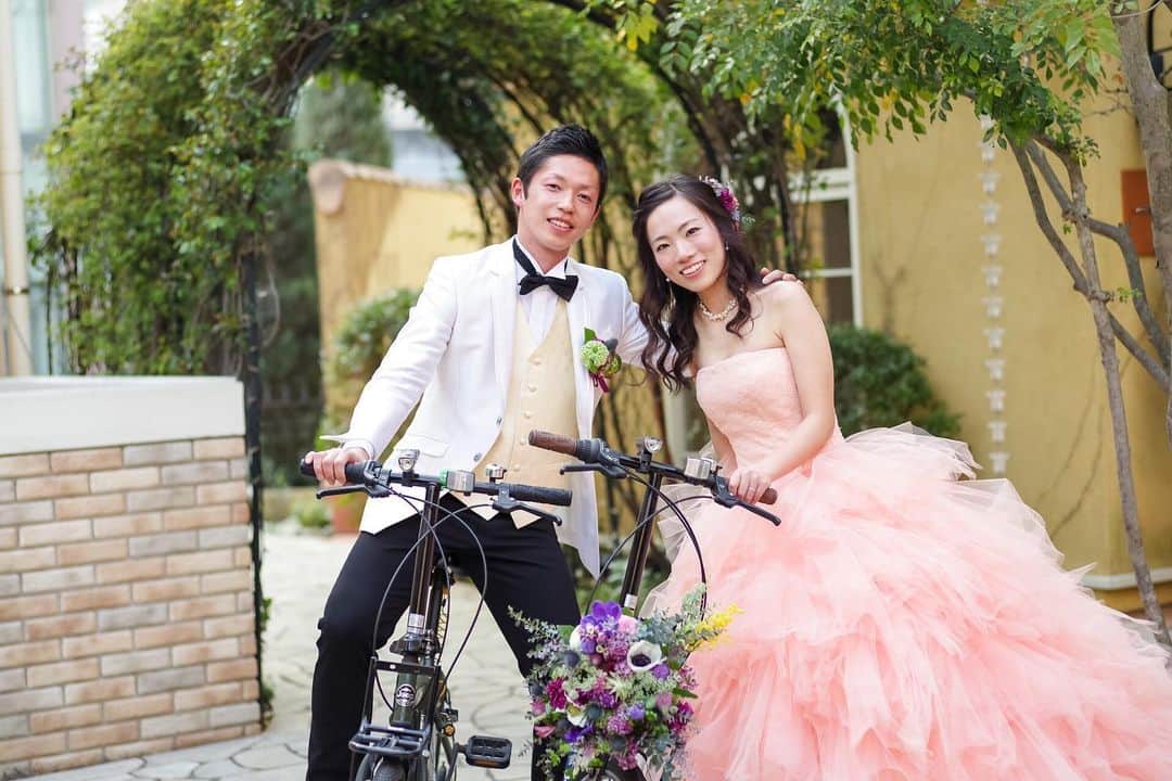 ヴィラデマリアージュさいたまのインスタグラム：「—Party Report— . Be happy & smile Keisuke & Hitomi's mariage . 大好きなゲストの方々に頂いたHappy＆Smile だからこそ私たちが未来の幸せを誓う上で 大切にしたい言葉 【Be happy & smile】 . アーティストのSuperflyが好きなおふたり . 大好きな音楽で演出したパーティー。 愛を込めて花束を♪から始まり . 2nd入場はなんとおふたりで“STARS”を歌って登場！ . ご挨拶まわりのテーブルラウンドは おふたりが一番好きなお酒の 「ジンジャーハイボールラウンド」 . 各テーブルに材料を配布して オリジナルジンジャーハイボールを作ってもらい飲み比べ . 小学校の先生のお二人なので 授業中に教室をまわっていく机間指導のイメージでのラウンド . おふたりならではのオリジナルラウンドは ゲストにも大好評！ . ゲストの方々にも協力をいただき たくさんのSmilede溢れたHappyな Bon Mariage！ . #villasdesmariages#ヴィラデマリアージュ#ヴィラデマリアージュさいたま#結婚式レポート#結婚式場#ウェディング#wedding#ブライダル#式場見学#大宮結婚式場#結婚式場探し#式場探し#南フランス#プロヴァンス #ウェディングネーム#weddingname#コンセプトウェディング#プレ花嫁#プレ花嫁準備#プレ花嫁さんと繋がりたい#卒花嫁#卒花嫁レポ#卒花嫁さんとも繋がりたい#ウェディングフォト#weddingphotography#weddingphoto」