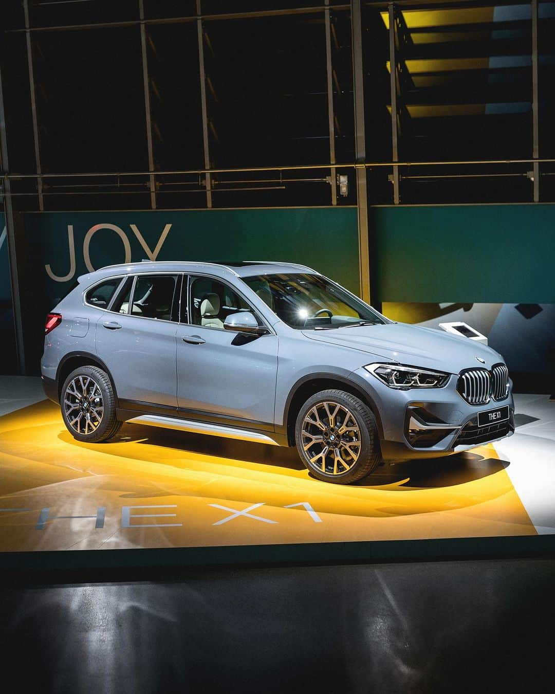 BMWさんのインスタグラム写真 - (BMWInstagram)「City or nature? Ready for everything. The new BMW X1 premiered at the #NEXTGen. #TheX1 #BMW #X1 __ BMW X1 xDrive20i: Fuel consumption in l/100 km (combined): 6.7 6.3. CO2 emissions in g/km (combined): 152-143. The values of fuel consumptions, CO2 emissions and energy consumptions shown were determined according to the European Regulation (EC) 715/2007 in the version applicable at the time of type approval. The figures refer to a vehicle with basic configuration in Germany and the range shown considers optional equipment and the different size of wheels and tires available on the selected model. The values of the vehicles are already based on the new WLTP regulation and are translated back into NEDC-equivalent values in order to ensure the comparison between the vehicles. [With respect to these vehicles, for vehicle related taxes or other duties based (at least inter alia) on CO2-emissions the CO2 values may differ to the values stated here.] The CO2 efficiency specifications are determined according to Directive 1999/94/EC and the European Regulation in its current version applicable. The values shown are based on the fuel consumption, CO2 values and energy consumptions according to the NEDC cycle for the classification. For further information about the official fuel consumption and the specific CO2 emission of new passenger cars can be taken out of the „handbook of fuel consumption, the CO2 emission and power consumption of new passenger cars“, which is available at all selling points and at https://www.dat.de/angebote/verlagsprodukte/leitfaden-kraftstoffverbrauch.html.」6月27日 21時09分 - bmw