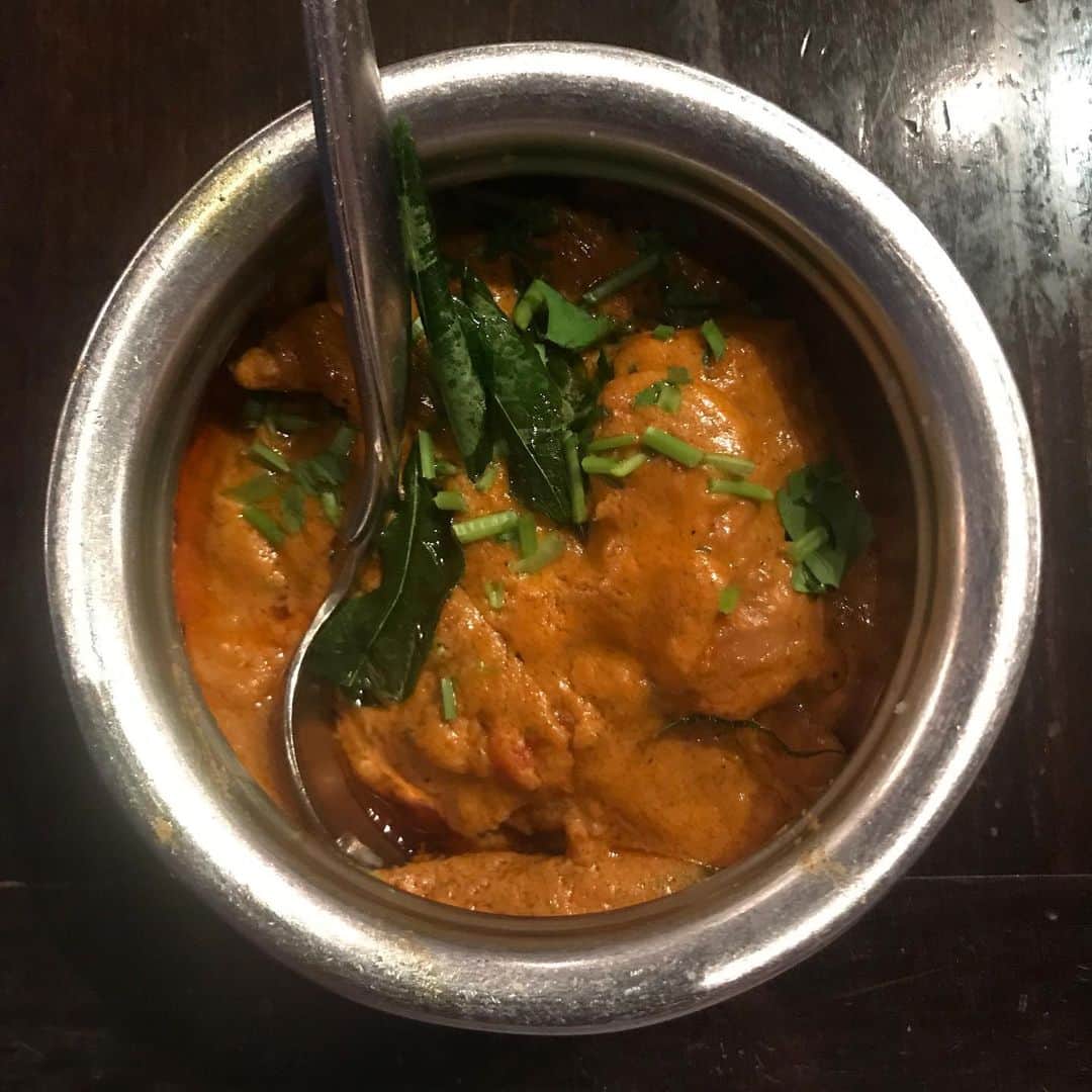 エダジュンさんのインスタグラム写真 - (エダジュンInstagram)「毎月の月末近くに。 ・ @edajunshokudo のスタッフさんと一緒に、美味しい料理を食べに行ってます🏃‍♂️🏃‍♀️ ・ 今月はカレー本出版前の前夜祭に、大好きな南インド料理店に🍛‼︎ ・ 今回食べたメニューは！ ・ ・海老のガーリックレモンバター ・チェティナードチキンカレー ・ダバミールス ・ヴェジミールス ・マトンビリヤニ ・チーズクルチャ ・ たくさん注文しすぎて、お腹パンパンですが、美味しいものを食べることも仕事😉 ・ ごちそうさまでした。幸せ（´-`）.｡o ・ ・ #カレー#curry #スパイスカレー #南インドカレー #パクチーボーイ#エダジュン」6月27日 21時10分 - edajun