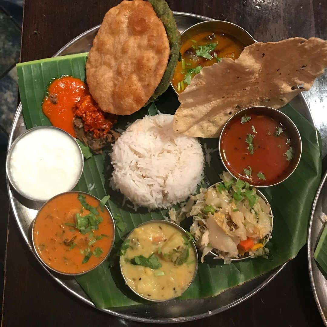 エダジュンさんのインスタグラム写真 - (エダジュンInstagram)「毎月の月末近くに。 ・ @edajunshokudo のスタッフさんと一緒に、美味しい料理を食べに行ってます🏃‍♂️🏃‍♀️ ・ 今月はカレー本出版前の前夜祭に、大好きな南インド料理店に🍛‼︎ ・ 今回食べたメニューは！ ・ ・海老のガーリックレモンバター ・チェティナードチキンカレー ・ダバミールス ・ヴェジミールス ・マトンビリヤニ ・チーズクルチャ ・ たくさん注文しすぎて、お腹パンパンですが、美味しいものを食べることも仕事😉 ・ ごちそうさまでした。幸せ（´-`）.｡o ・ ・ #カレー#curry #スパイスカレー #南インドカレー #パクチーボーイ#エダジュン」6月27日 21時10分 - edajun