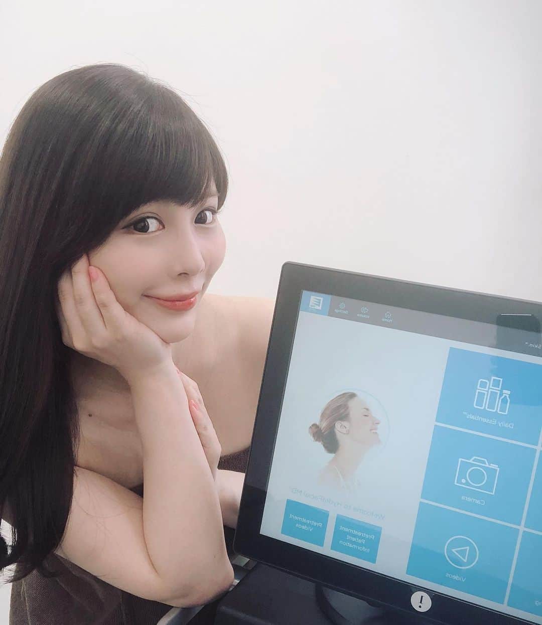 美馬怜子のインスタグラム：「美肌メンテナンスしに銀座taクリニック へ😊💗 ＊ 美容成分を含んだ水で保湿をしながらピーリングすることができる「ハイドラフェイシャル」をしてきたよ✨ ＊ くすみが特に気になっていたのだけど、仕上がりはワントーン明るくなって、ご機嫌❤️ このままファンデーションを買いに行ってしまいました🤗💗 ＊ ダウンタイムも無く、気持ちいいくらの力で吸引してくれるので月イチメンテにぴったりです❤️ 今日は、松村先生とパチリ📸 . #美肌ケア #銀座taクリニック #ハイドラフェイシャル #マイルドピーリング #美容大好き #beautifulskin #beautyday #hydrafacial」