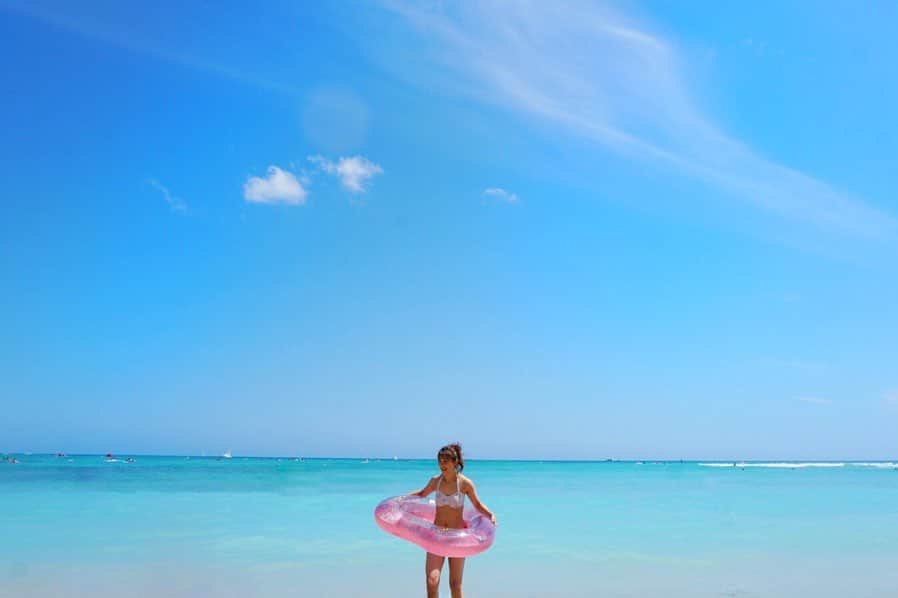 水野まいさんのインスタグラム写真 - (水野まいInstagram)「ハートの浮き輪はamazonでGET😘💓. . . #hawaii #hawaiigram #bikini #bikinigirl #biki #bikinigirls  #beach #beach🌊 #travel #travelphotography  #waikiki #waikikibeach #sony #sonya6300 #sonyα6300 #α6300 #supremelala #amazon  #hawaii🌺 #hawaiilife #タビジョ #カメラ女子 #カメラ #カメラ好き #ビジョビ #水着 #ハワイ #ハワイ旅行 #ビキニ #👙」6月27日 21時13分 - predia_mizuno_mai