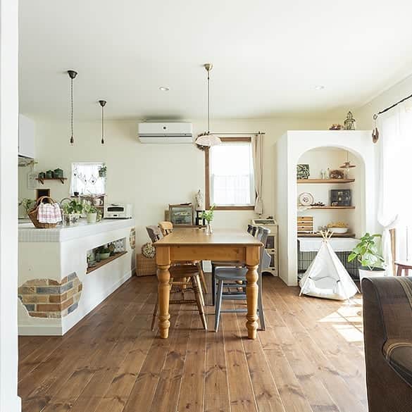 Ideal Home－株式会社ウエストビルドさんのインスタグラム写真 - (Ideal Home－株式会社ウエストビルドInstagram)「広々LDKで、愛犬と暮らしを楽しむ。漆喰巻き込みの飾り棚や、造作ニッチには、アンティーク雑貨や、ドライフラワーを飾り大好きな空間に😄✨🏡 床はパインの無垢材。素足で心地よくすごせます🙆 @westbuild138152  #家 #建築 #house #工務店 #マイホーム計画 #暮らし #デザイン #自然素材 #家づくり #住まい #一戸建てリノベーション #myhome #フレンチ #アイディールホーム #木製ドア #しっくい #飾る楽しみ #外観 #注文住宅 #ヘリンボーン #造作キッチン #輸入住宅 #ツーバイフォー #日当たり #長く暮らせる家 #ナチュラル #ウエストビルド #キッチン #家づくり相談 🍀資料請求請求はコチラから🍀 @siryo_build」6月27日 21時15分 - westbuild138152