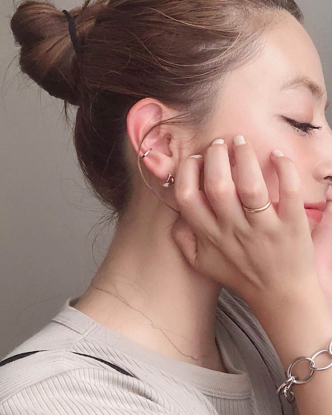 ayuさんのインスタグラム写真 - (ayuInstagram)「mini ear cuffs 💫. @rin.accessory さん🛒 イヤーカフ、可愛くてハマりそう...🤤💛 @lumiere1shop さんのシンプルなピアスと一緒につけてみた...♡ . チェーンブレスも @rin.accessory さん 𓄺ジャラジャラ♡ . .」6月27日 21時15分 - memeyuyu