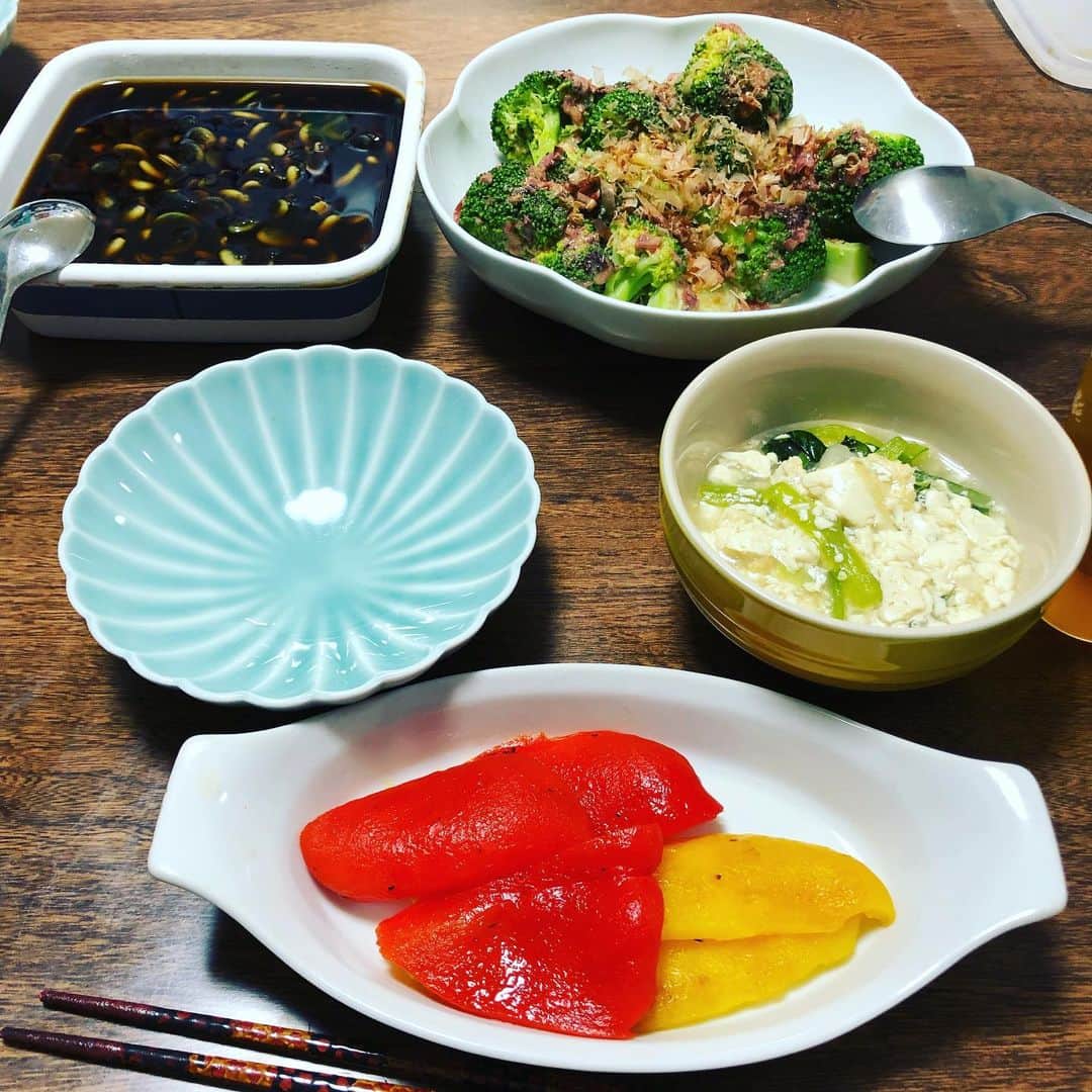 久保ミツロウのインスタグラム：「仕事柄お酒を飲む余裕が無いので、ご飯の時は晩酌気分でノンアルコールのビールばかり飲んでます。毎日お酒が飲める文化圏の人が羨ましい。」