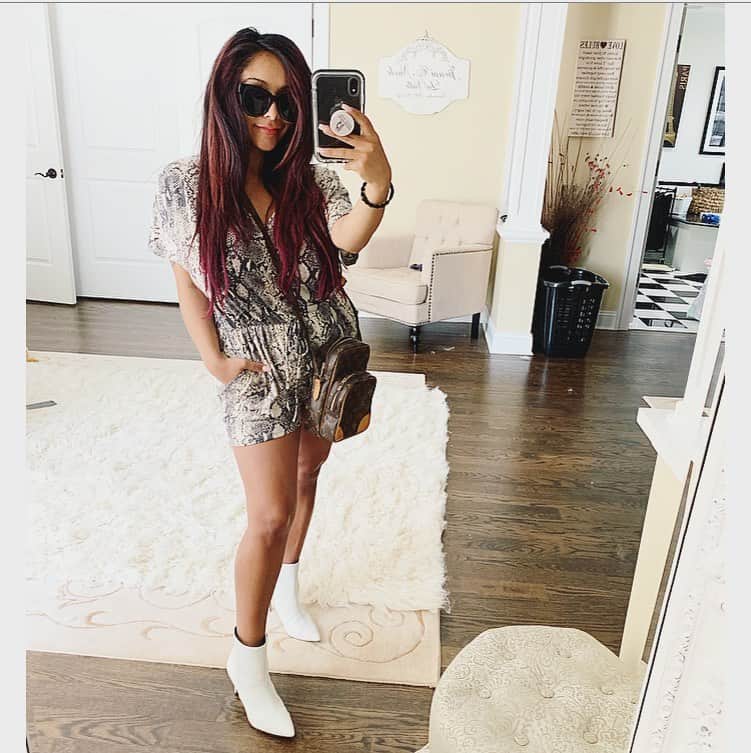 ニコール・ ポリッツィのインスタグラム：「New Arrivals 👀 @thesnookishop 🖤」