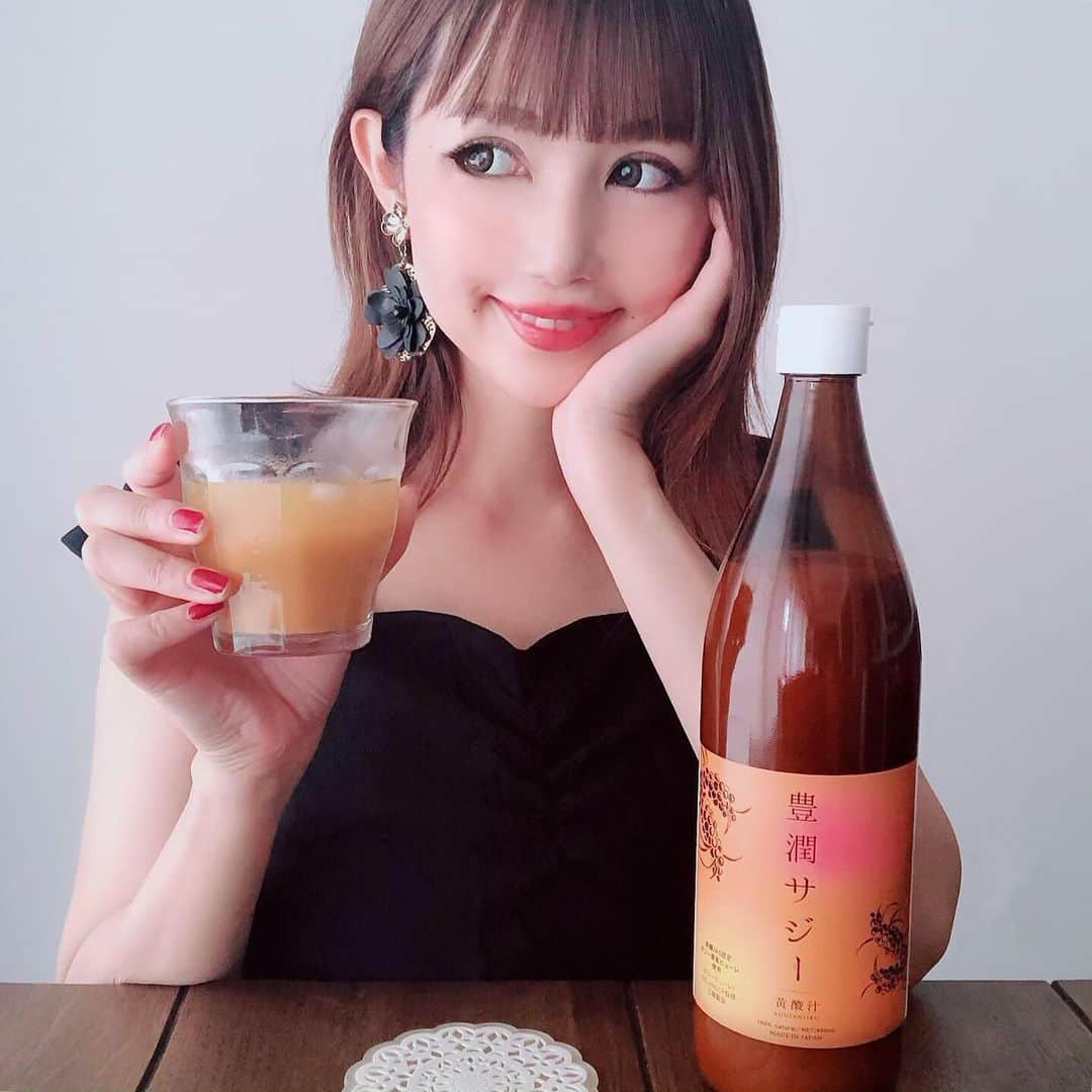 bibi_mama_さんのインスタグラム写真 - (bibi_mama_Instagram)「* * 健康のために継続して愛飲しているものの中で、１番長く続けていて、効果を実感できるサジージュース🍹 @finesssaji_official #豊潤サジー * * サジーとは、砂漠や高地など、乾燥していて気温差が激しい場所でも自生するほどたくましい果実🍊 オレンジ色の小さな果実に、ビタミンA・ビタミンC・ビタミンE、必須アミノ酸9種を含む18種のアミノ酸、鉄をはじめ200種類以上の栄養素がバランスよく含まれています。 * * 私自身 ・風邪をひきにくくなった ・疲れにくくなった ・生理周期が整った ・貧血が治った ・冷え性が緩和された というのを実感しています✨ * * ＜他にも多種多様な効能＞ ・鉄分補給 ・美肌づくり ・アンチエイジング ・便通の改善 ・血行促進 ・免疫力UP ・質の良い母乳づくり * * 1日30ml飲むだけ。 味は酸っぱいけど、この酸っぱさが癖になっている私。 もう飲み慣れているので、私は原液のままクイっと飲みますが、水や炭酸などで割ってもOK！ 子供にはカルピス割りがおすすめです。 * * 気になる方はストーリーにページを載せておくのでハイライトでチェックしてみて下さいね♡ * * #美容ドリンク#健康ドリンク#美容#鉄分#サジー#鉄分美活#PR#アンチエイジング#美肌つくり#免疫力アップ#美肌になりたい#冷え改善#便秘解消#健康オタク#美容オタク#美容好き#美容マニア#美容好きな人と繋がりたい#女子力UP#自撮り#スーパーフルーツ#健康オタク#サジージュース#綺麗なママになりたい#30代ママ#40代美容#エイジングケア#アラサー#アラフォー」6月27日 21時18分 - ___bibi24