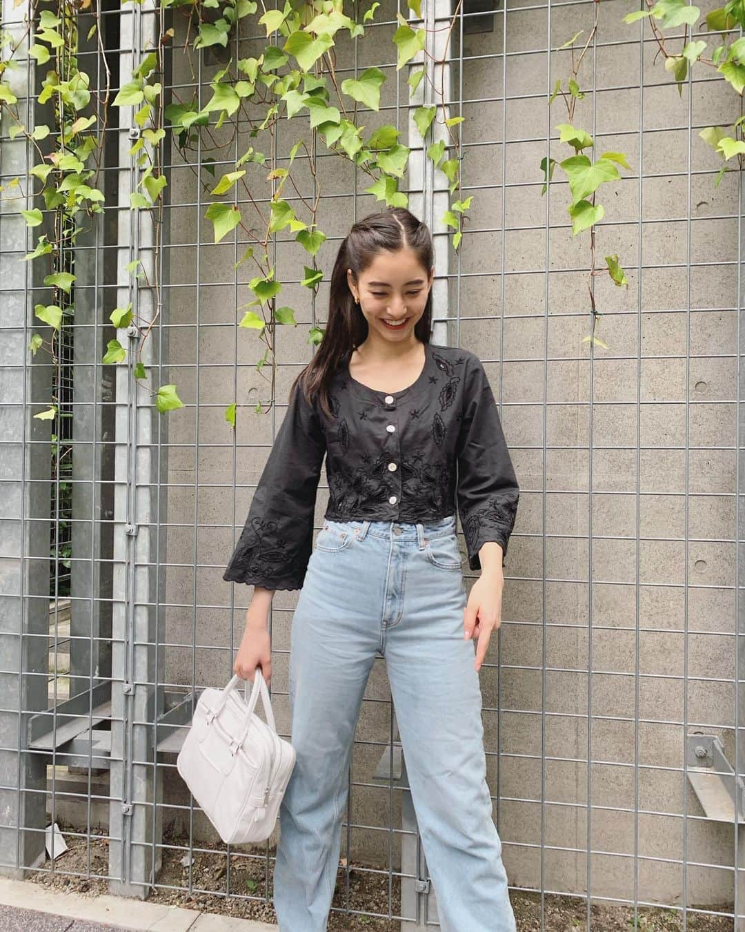 新木優子さんのインスタグラム写真 - (新木優子Instagram)「私服 tops : vintage bottom : macphee @tomorrowland_jp  shoes : @converse_jp× @tomorrowland_jp  bag : @commedesgarcons  earring : @knowhowjewelry」6月27日 21時19分 - yuuuuukko_