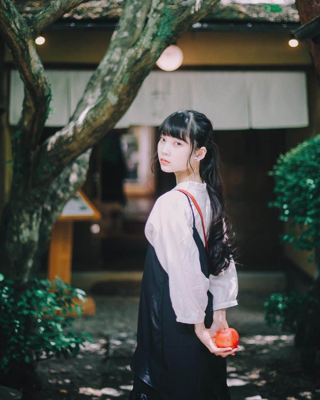 hiderin777のインスタグラム：「. . . . ある日 蕎麦屋の前 . . . . . #りんごがーる  #contax  #distagon  #35mmf14」