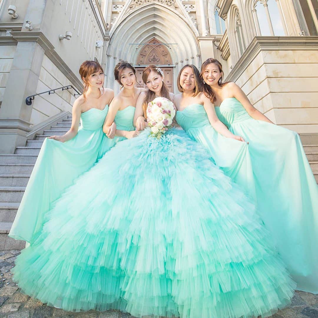 のインスタグラム：「@bestbridal.jp 💒 ベストブライダルの花嫁さんは #ベストブライダル花嫁 #BB花嫁 にお写真を投稿してください♩ . . 会場名：#青山セントグレース大聖堂 ＠st_grace_aoyama_tgh . . グリーンのドレスがとっても華やかなセンス溢れる #ブライズメイド ショット 👗 . こちらは青山セントグレース大聖堂で挙式をされた、卒花嫁さんのお写真になります💕 . チュールがたっぷりの #ウェディングドレス を着用している元気いっぱいの花嫁さん💓裾がグラデーションになっていてとっても素敵ですね❤️ . . ゲストテーブルの装花もカラードレスに合わせてビンテージブルーに💐花嫁さんのこだわりがたっぷり詰まっています❤️ . . またブライズメイドさんたちの協力のもと撮影された額縁ショットは、とてもおしゃれな色味でセンスのある1枚です💒 . . この他のお写真もとっても素敵なので、是非スワイプしてチェックしてみてくださいね✨ . . . ＼ウェディングフォト募集中❤️／ . 当アカウントでリグラムOKなベストブライダルの卒花嫁orプレ花嫁の皆様は、 #ベストブライダル花嫁 もしくは  #BB花嫁 のハッシュタグをつけて投稿をお願いします💕 . . ※BB花嫁に投稿があったお写真をリグラムする際は個別にご連絡は行っておりません🙇予めご了承ください＊* . . ＝＝＝＝＝＝＝＝＝＝＝＝ 💒ベストブライダルとは？ ＝＝＝＝＝＝＝＝＝＝＝＝ . ＊アートグレイス ＊セントグレース ＊アプローズスクエア ＊ストリングス ＊アフロディテ . など、全国（東京、横浜、浦安、千葉、仙台、名古屋、大阪、京都）でゲストハウスを運営し、多くのお客様の人生の節目となるウエディングを手がけています💕 . また、多くのお客様にお帰りいただけるレストラン、ホテルもご用意しています🍴 . . 💒【各会場のアカウントについて】 私たちの会場は @bestbridal.jp のフォロ一覧からご覧頂けます✨ . 💐【ブライダルフェアの予約について】 各会場のアカウントのプロフィールURL🔗にある会場HPからご予約いただけます✨ . . ＝＝＝＝＝＝＝＝＝＝＝＝ 💗たくさんの、LOVEを届けよう ＝＝＝＝＝＝＝＝＝＝＝＝ . #たくlove 私たちのブランドスローガンは「たくさんの、LOVEを届けよう」💕 . お客様との出会いは、一生における祝福の瞬間を祝う、始まりです。 . 私たちはお客様との出会いを大切に、おふたりの人生を祝福し続ける存在でありたいと考えています🕊 . ベストブライダルは、世の中で1番、たくさんのLOVEが届く瞬間をお祝いする企業を目指します♡ . . . #結婚式 #花嫁 #プレ花嫁 #卒花嫁 #結婚式準備 #ウェディング #ウエディング #ベストブライダル #日本中のプレ花嫁さんと繋がりたい  #婚約指輪 #婚約 #プロポーズ #結婚式場 #結婚式レポ #2019秋婚 #2019夏婚 #2020春婚 #ブライダルフェア #ウェディングフォト #プレ花嫁準備」
