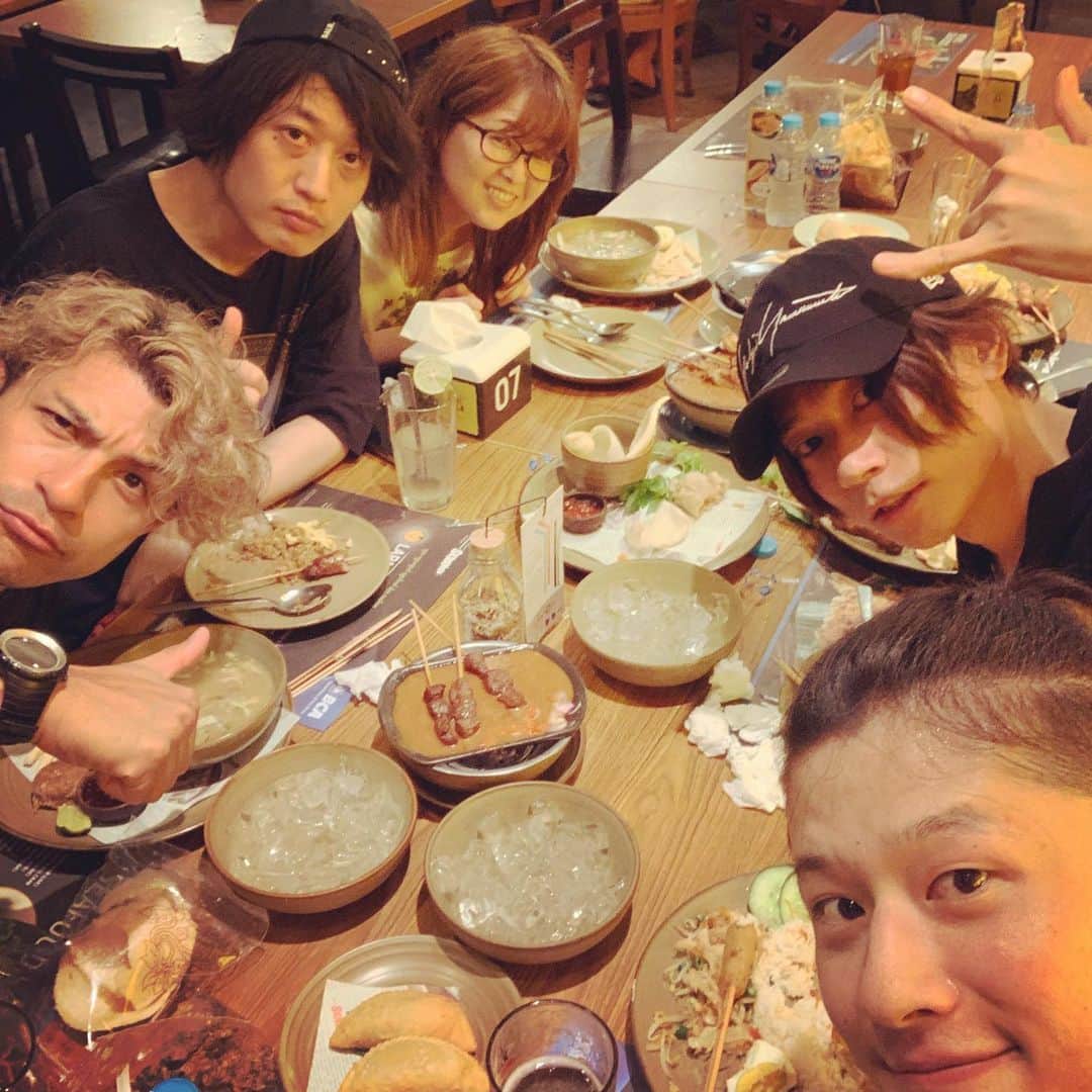 磯部寛之のインスタグラム：「Enjoying all these spicy food. I’m loving them. Hello Jakarta. It’s been a long time but I hope you all are doing great. See you tomorrow! Hiro 辛いぜジャカルタ！もう本当好き。既に楽しんでます。ジャカルタお久しぶりです。明日皆さんに会えるのを楽しみにしてます。 ひろ #alexandros #sleeplessinbrooklyn #sleeplesinjakarta #めちゃ #汗 #出る #とまらん #美味すぎ」