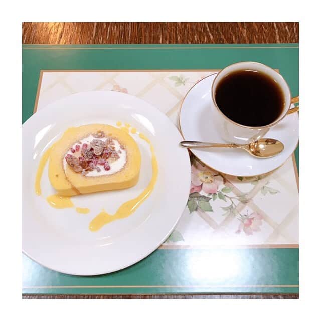 川口智美さんのインスタグラム写真 - (川口智美Instagram)「#宮沢賢治 の親族が営むカフェ＆ショップ #林風舎 へ🦉  カフェ内は #注文の多い料理店  を イメージしているそう。  という事で、  注文の多いロールケーキ  オリザ・ケーキセット を頂きました🍰」6月27日 21時22分 - horipro_satomikawaguchi