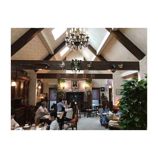 川口智美さんのインスタグラム写真 - (川口智美Instagram)「#宮沢賢治 の親族が営むカフェ＆ショップ #林風舎 へ🦉  カフェ内は #注文の多い料理店  を イメージしているそう。  という事で、  注文の多いロールケーキ  オリザ・ケーキセット を頂きました🍰」6月27日 21時22分 - horipro_satomikawaguchi