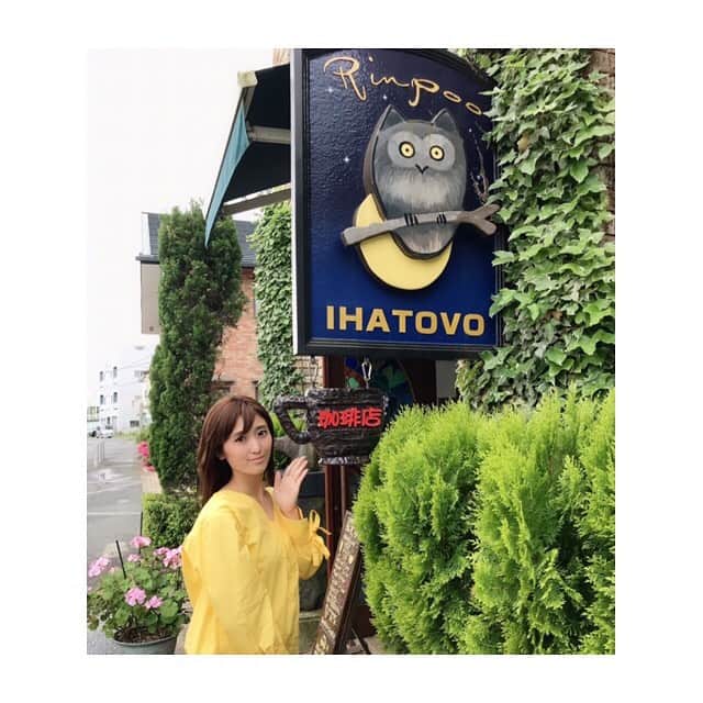 川口智美のインスタグラム：「#宮沢賢治 の親族が営むカフェ＆ショップ #林風舎 へ🦉  カフェ内は #注文の多い料理店  を イメージしているそう。  という事で、  注文の多いロールケーキ  オリザ・ケーキセット を頂きました🍰」