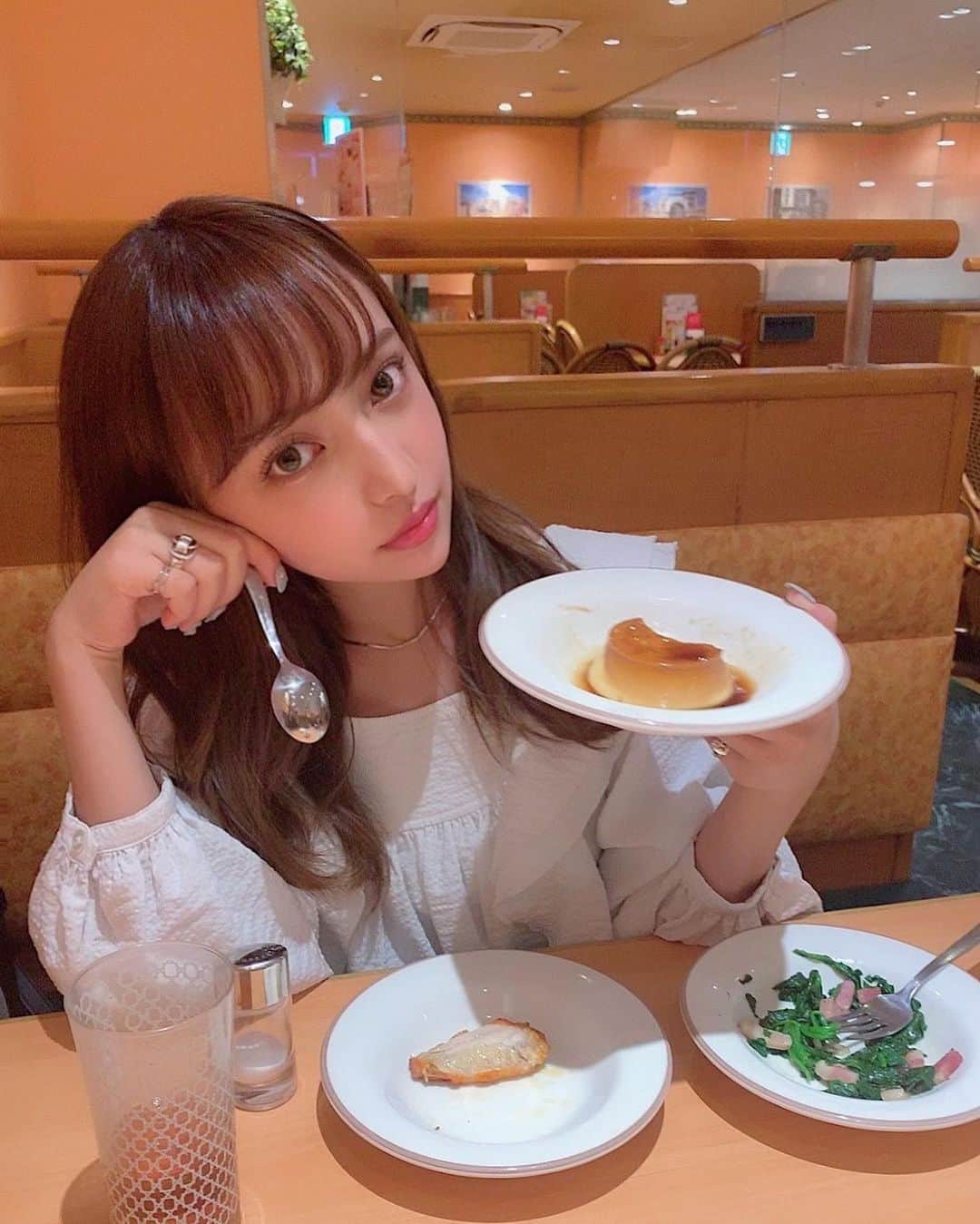 平尾優美花（ゆみちぃ）さんのインスタグラム写真 - (平尾優美花（ゆみちぃ）Instagram)「ファミレスで食べ散らかす さあてどこのファミレスでしょう🤔🍴」6月27日 21時26分 - hirao_yumika