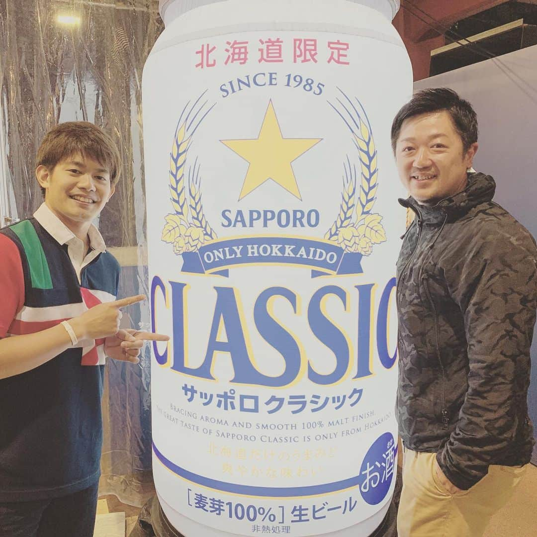 阿部晋也のインスタグラム：「今日はサッポロクラシック🍺 スペシャルなゲストは小塚崇彦⛸  #北海道コンサドーレ札幌  #小塚崇彦 #フィギュアスケート #コンサドーレカーリングチーム  #カーリング #サッポロクラシック」